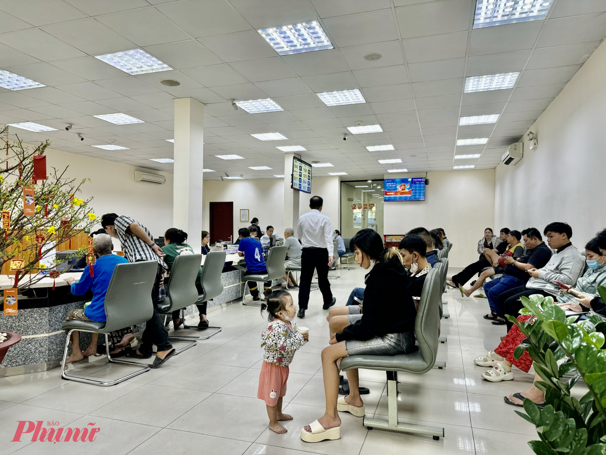 người gửi tiền có thể yên tâm vì lãi suất không đổi, còn người cần vay vốn sẽ có cơ hội tiếp cận vốn với mức lãi suất thấp hơn - Ảnh: Thanh Hoa