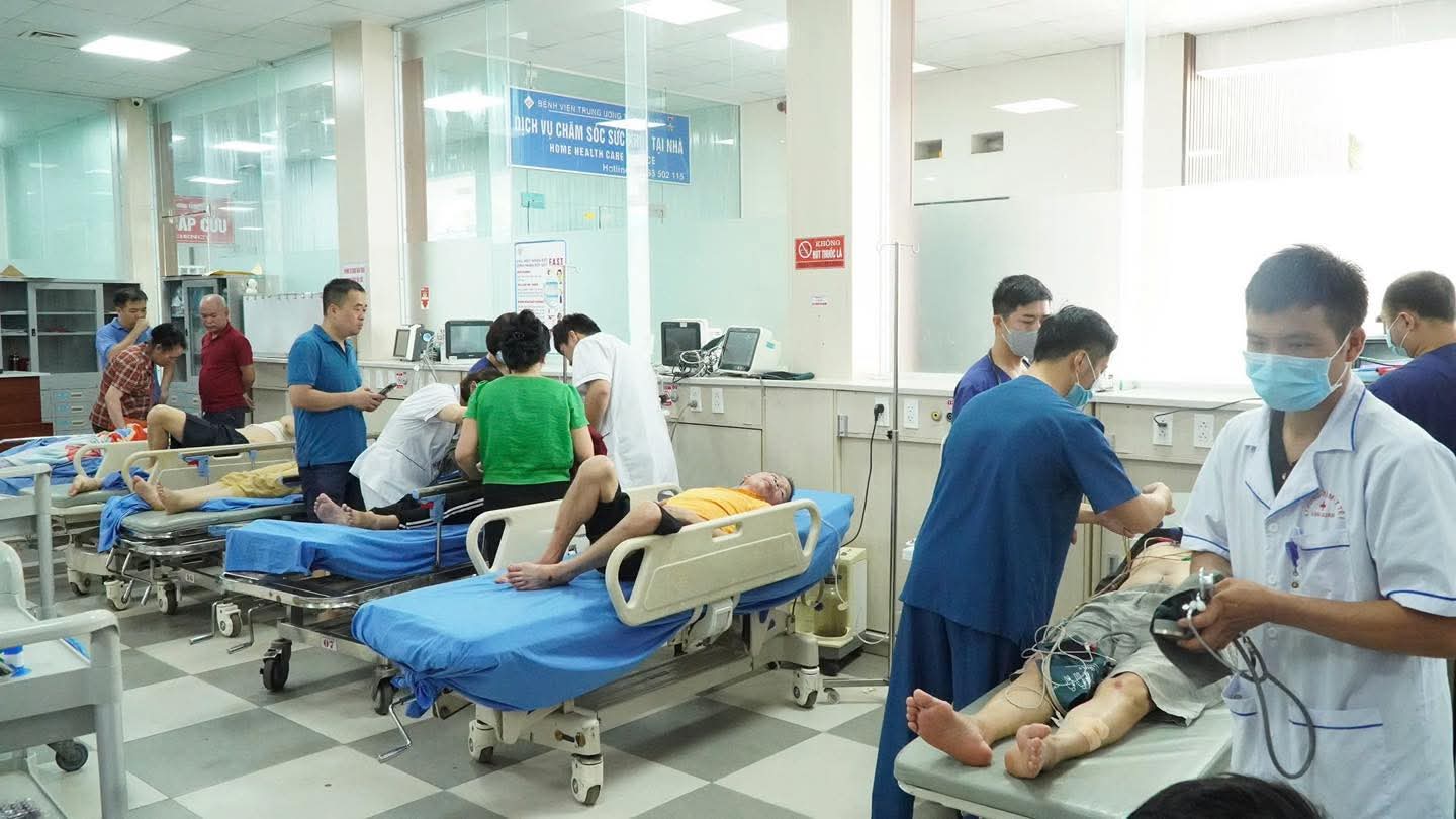 Hàng trăm bệnh nhân từ vùng lũ nhập viện cấp cứu - ảnh: Bệnh viện cung cấp
