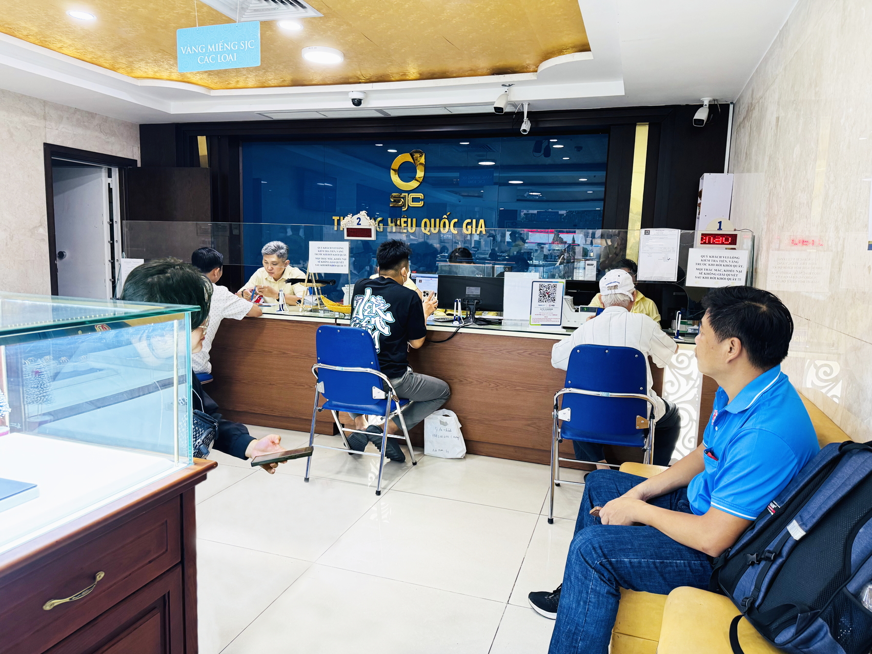 Phấp phỏng khi mua vàng miếng của cơ sở tư nhân Người dân mua vàng miếng của Công ty SJC. Theo Nghị định 232/2025 của Chính phủ, từ ngày 10/10/2025, doanh nghiệp tư nhân cũng được phép sản xuất, kinh doanh vàng miếng mang thương hiệu riêng