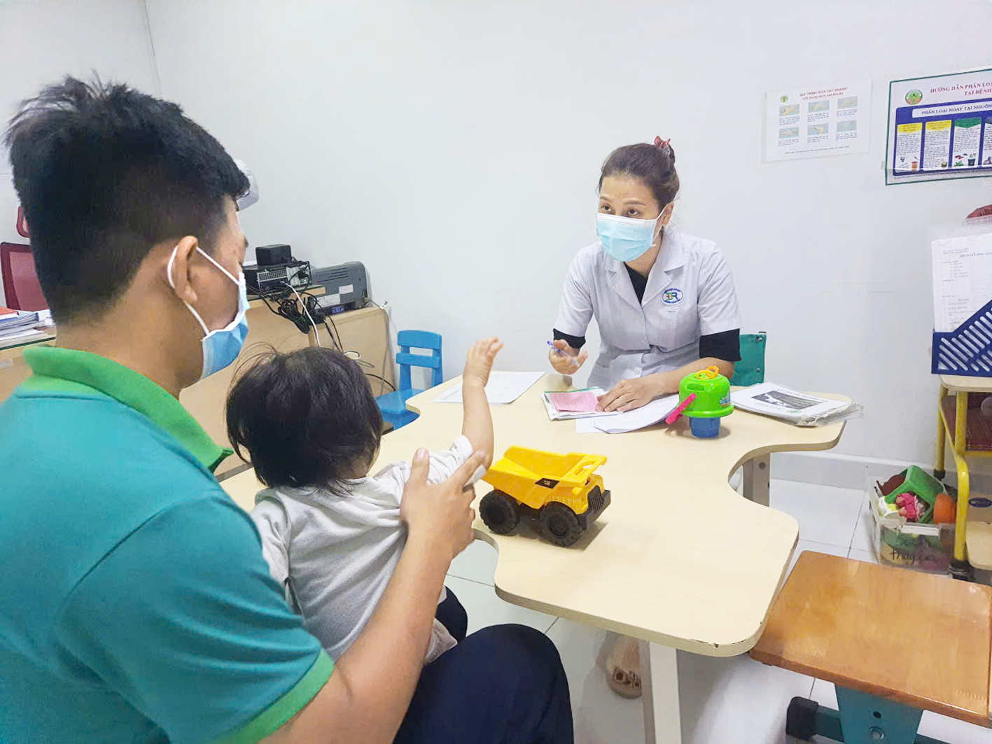 Ở từng giai đoạn phát triển, trẻ cần được đánh giá, can thiệp kịp thời. Trong ảnh: Trẻ được kiểm tra, đánh giá tại Bệnh viện Nhi Đồng 2