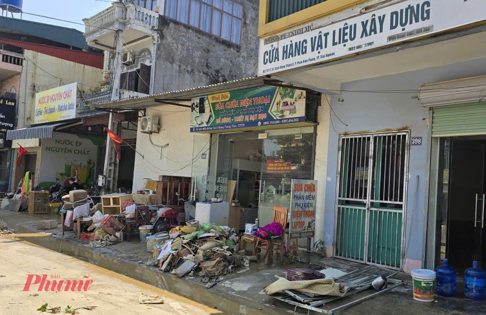 Sau nhiều ngày ngập sâu, sáng nay, tại một số tuyến phố đường thuộc phường Phan Đình Phùng, phường Linh Sơn... nước bắt đầu rút, để hiện ra khung cảnh ngổn ngang