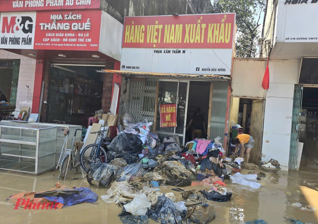 Người dân tay cầm chổi, tay cầm xẻng, khẩn trương cào bùn, xúc rác. Không khí khẩn trương, vội vã xen lẫn nỗi mệt mỏi. “Chỉ mong dọn sớm để nhà khô, mai còn đi làm lại được”, một người dân trên đường Cách Mạng Tháng 8 chia sẻ.
