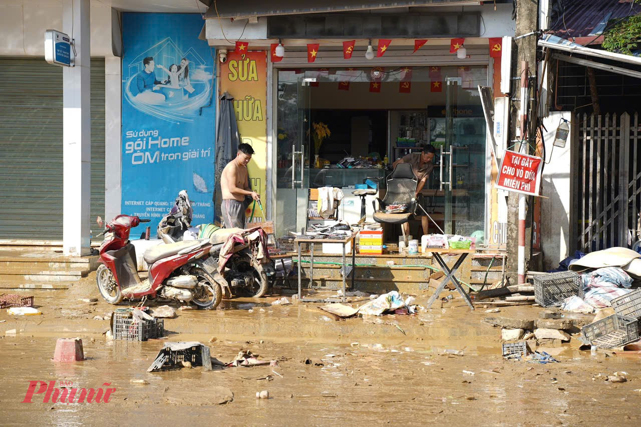 Sáng nay, Chủ tịch UBND tỉnh Phạm Hoàng Sơn chỉ đạo huy động toàn lực khắc phục hậu quả, không để người dân thiếu ăn, thiếu nước, đồng thời phòng dịch sau lũ. Các ngành chức năng được yêu cầu khẩn trương rà soát khu vực có nguy cơ sạt lở, chuẩn bị phương án sơ tán dân, khôi phục hạ tầng và trường học.