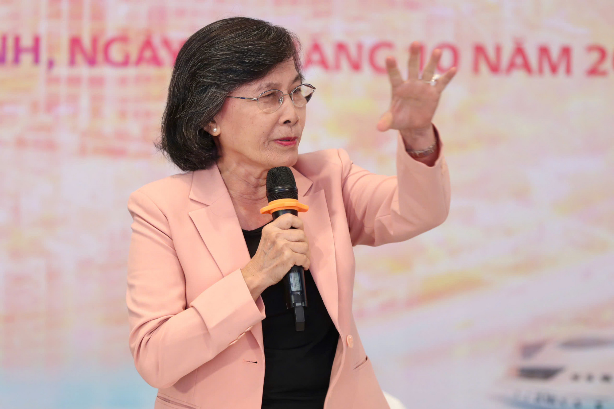 TPHCM cần cú hích thể chế Theo bà Phạm Phương Thảo, hãy trao quyền để TPHCM tự quyết - tự làm - tự chịu trách nhiệm - Ảnh: Báo Người Lao Động