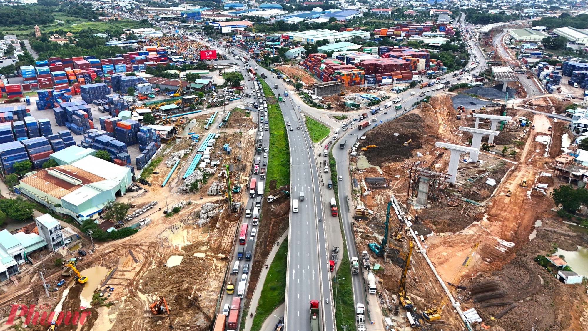 Nút giao Tân Vạn - hạng mục phức tạp nhất trên tuyến Vành đai 3 TPHCM đang được thi công khẩn trương với nhiều mũi thi công - Ảnh: Khải Ân 