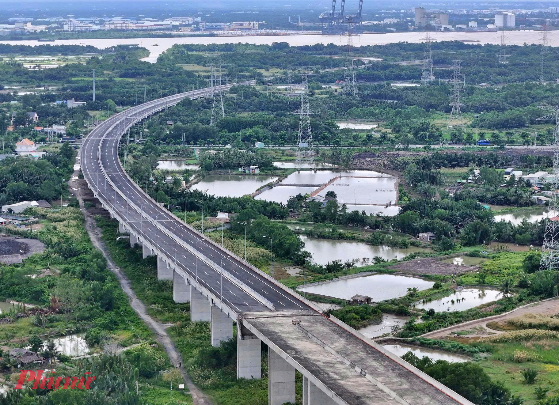 Cao tốc Bến Lức – Long Thành được xem là tuyến “xương sống” kết nối vùng miền Tây với vùng Đông Nam Bộ, giảm tải cho các tuyến quốc lộ và khu vực nội đô TPHCM. Cao tốc đi qua 3 địa phương gồm Đồng Nai, TPHCM, Tây Ninh (Long An trước đây).