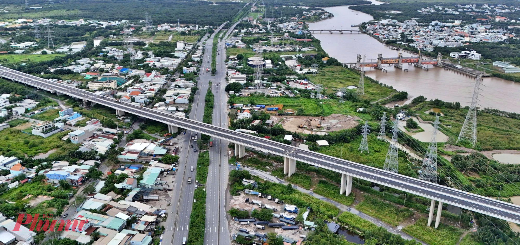 Dự án cao tốc Bến Lức - Long Thành dài gần 58 km, tổng mức đầu tư hơn 31.000 tỷ đồng, đang bước vào giai đoạn tăng tốc thi công, hướng tới mục tiêu hoàn thành toàn tuyến vào năm 2026. 