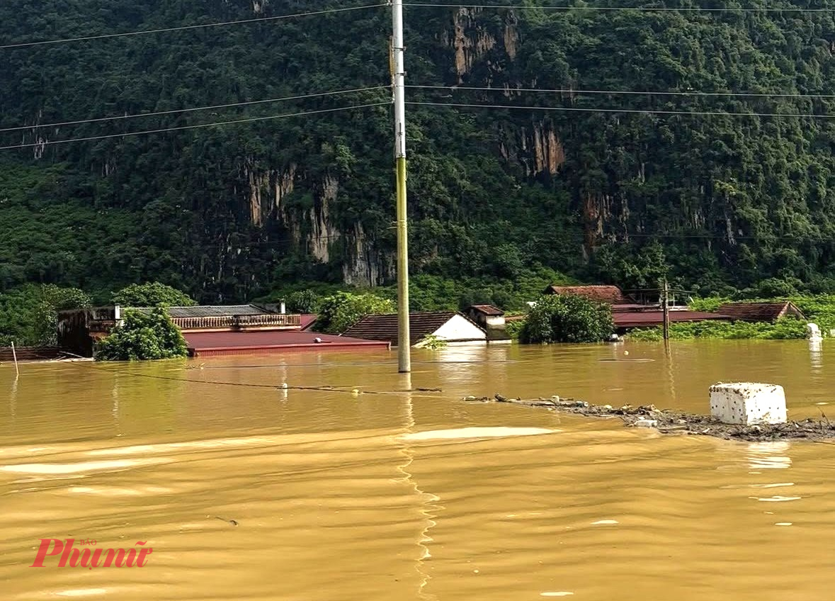 Ở xã Quyết Tiến, tỉnh Lạng Sơn, nước lũ ngập đến mái nhà - Ảnh: Minh Hồng
