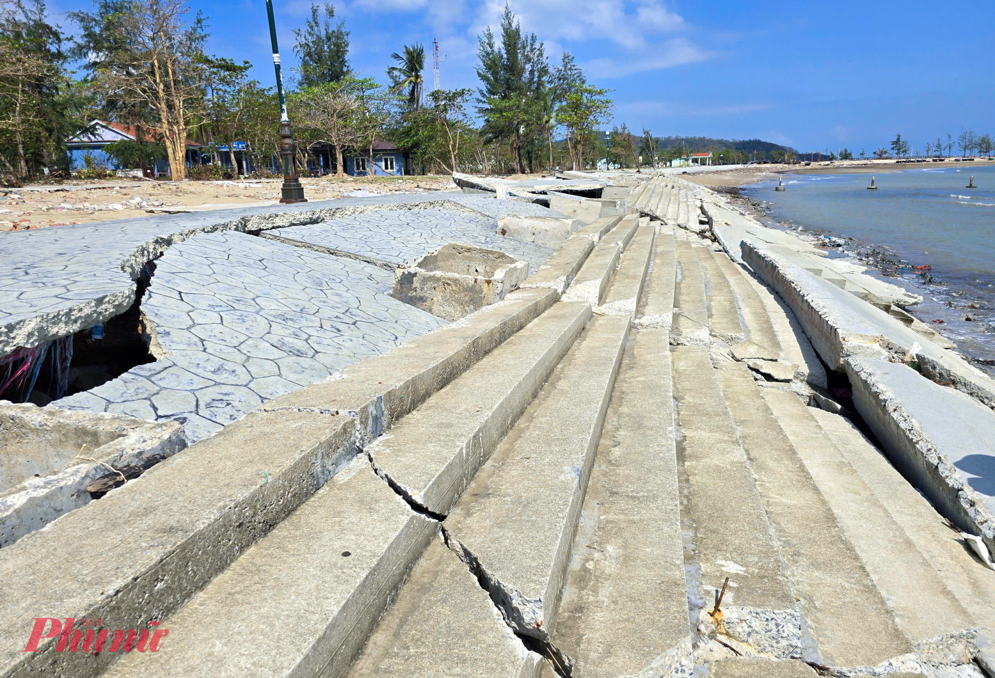Hệ thống kè và đường dạo bộ dọc bãi biển Cửa Lò cũng bị sóng đánh sập mái, vỡ vụn. 