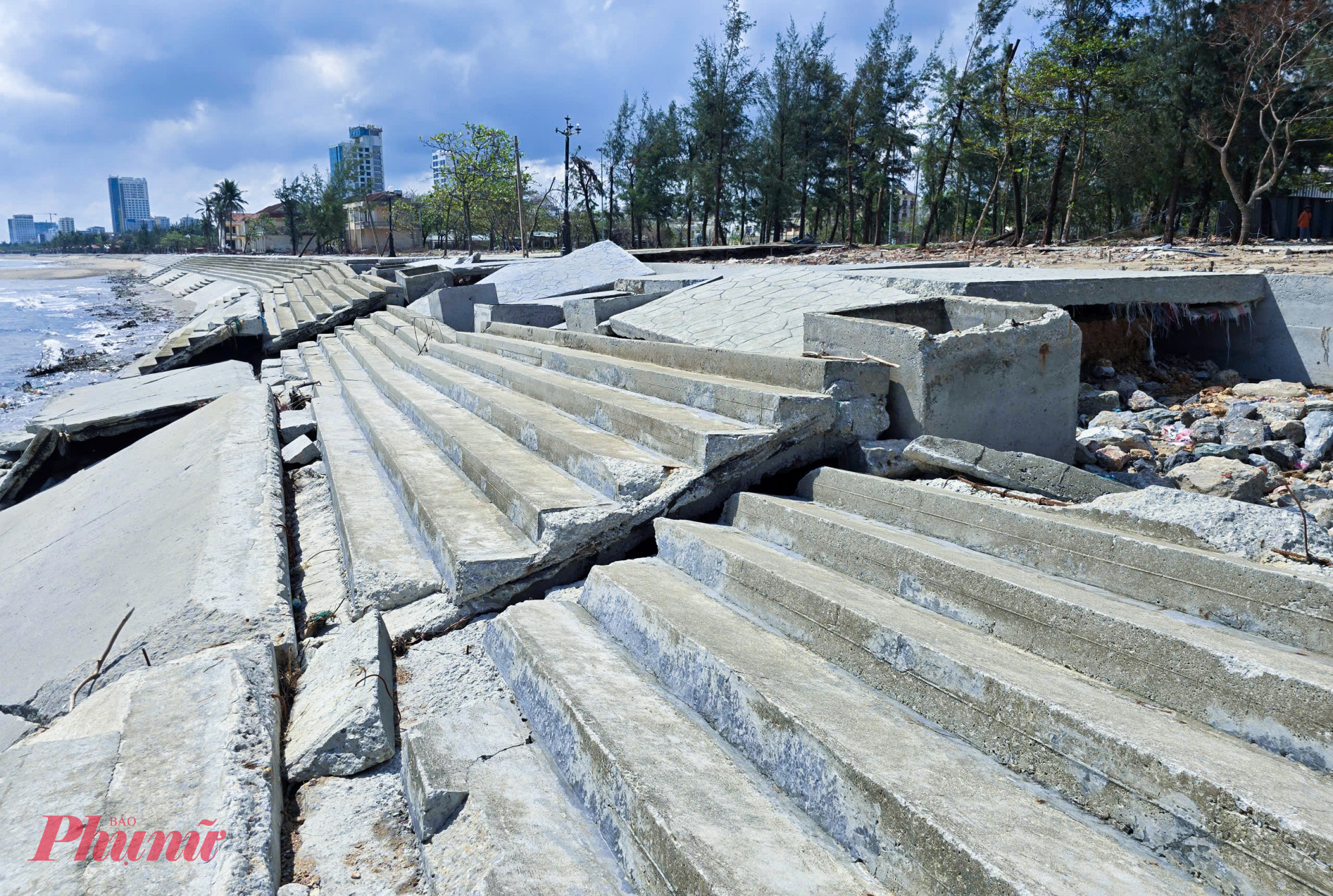 Một số đoạn bờ kè kiên cố bằng bê tông cốt thép bị sóng đánh gãy sập.