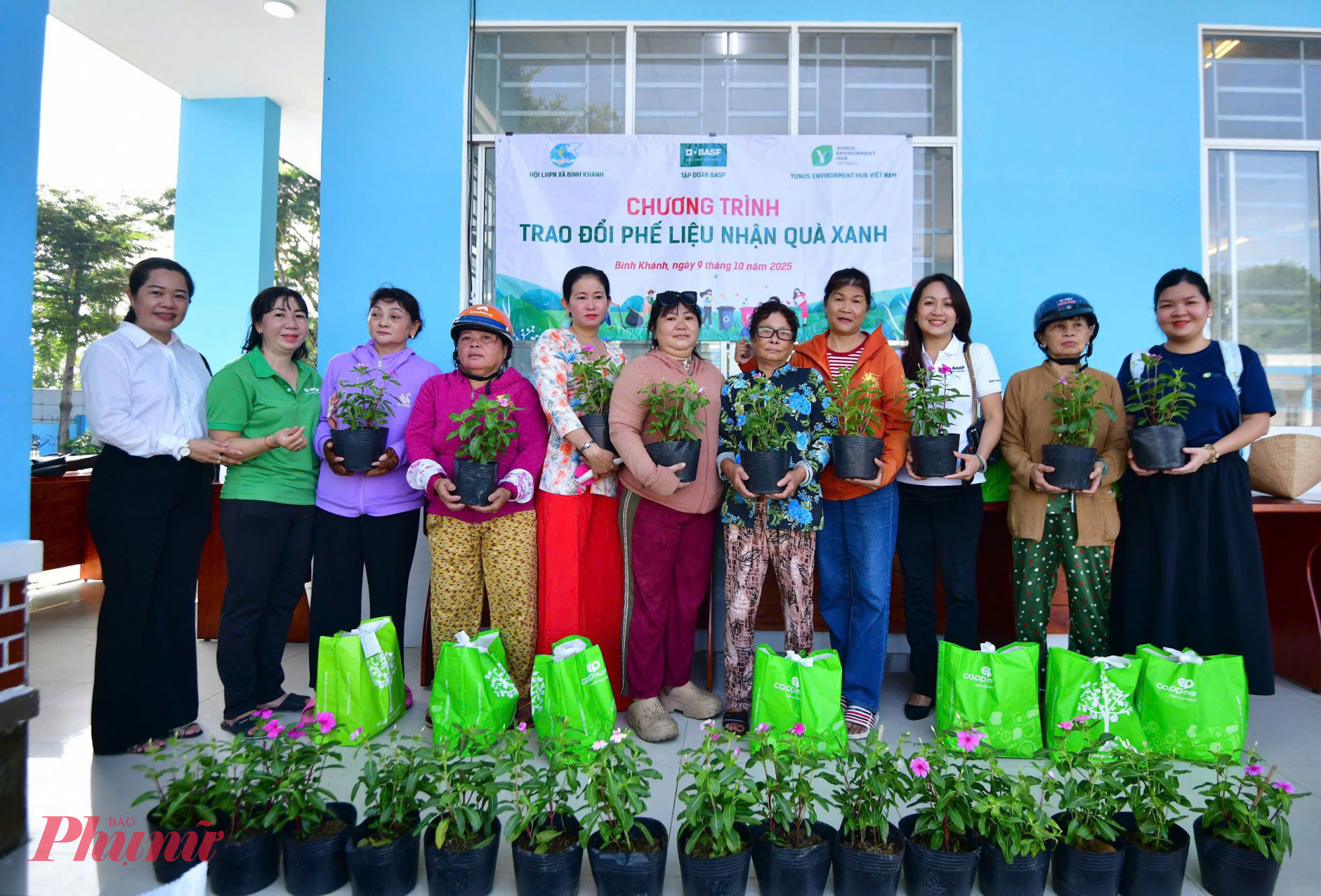 Các đơn vị tặng cây xanh, gieo 