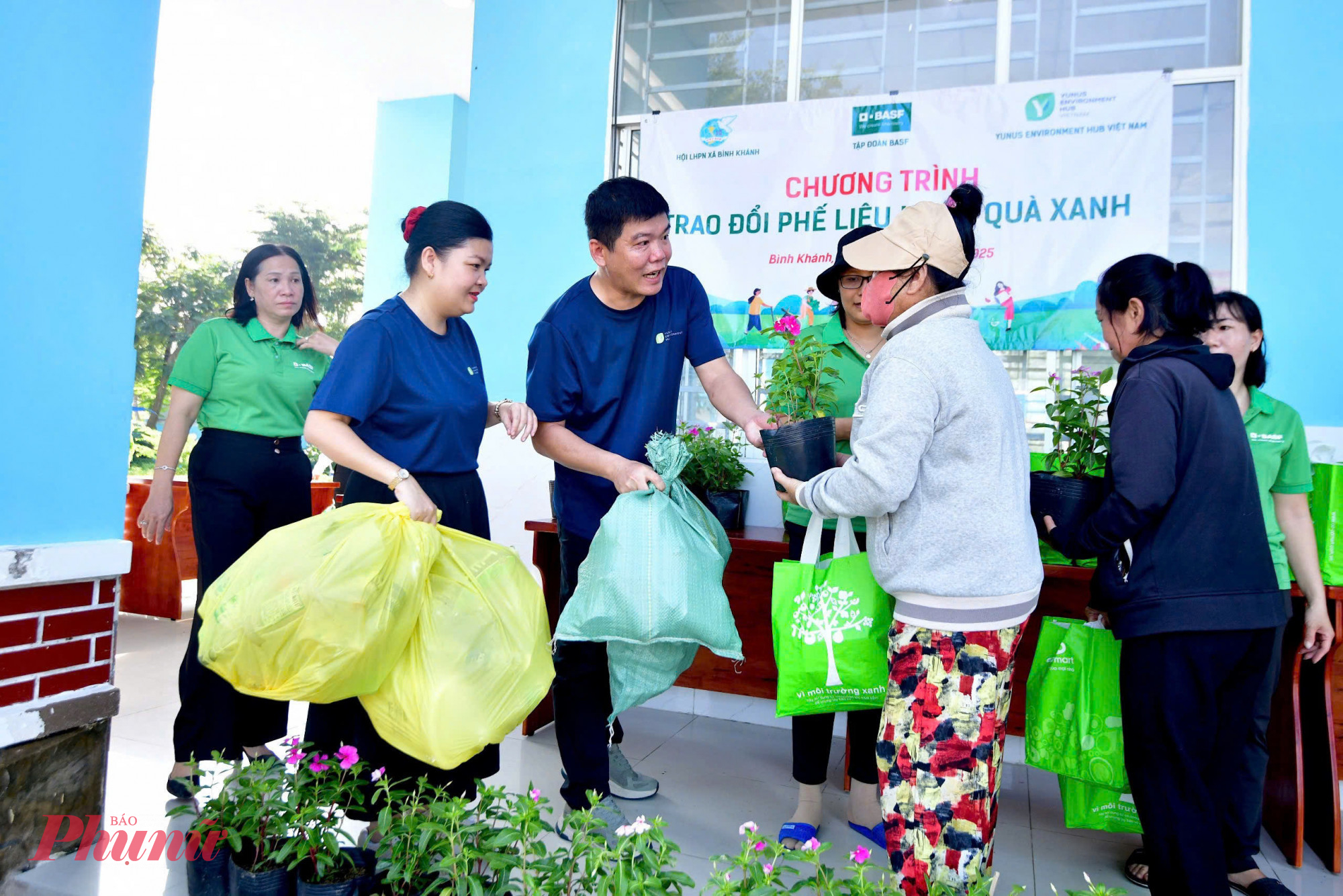 Hội LHPN xã Bình Khánh phối hợp cùng các đơn vị tổ chức chương trình Đồng hành cùng Sứ giả Môi trường - Ảnh: B.H