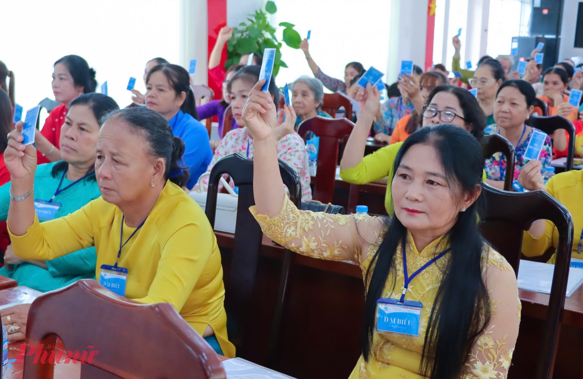 Đại biểu tham gia biểu quyết thông qua các nội dung tại Đại hội - Ảnh: H.Thảo