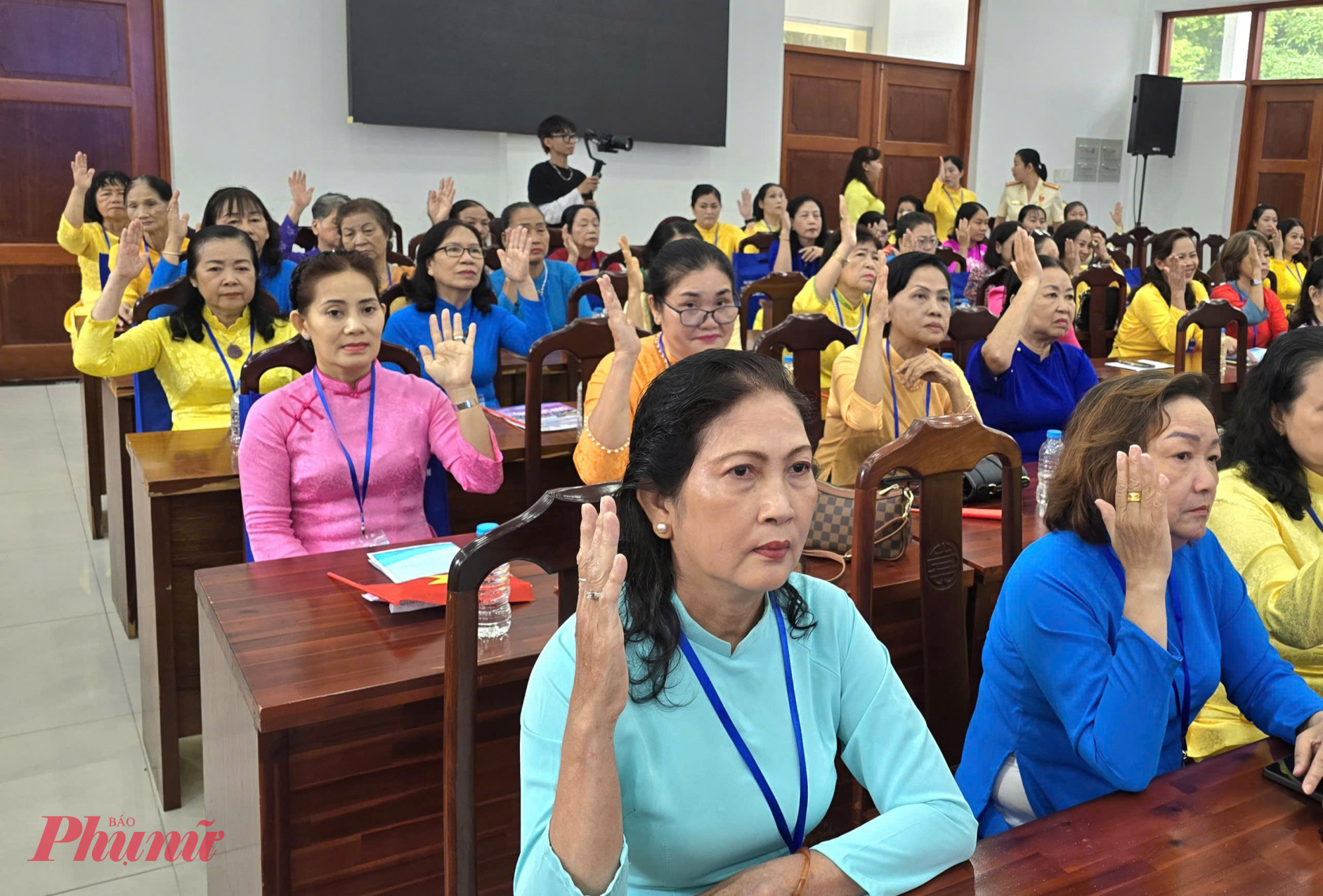 Đại biểu tham gia biểu quyết thông qua nhiều nội dung tại Đại hội - Ảnh: Trang Nguyễn 