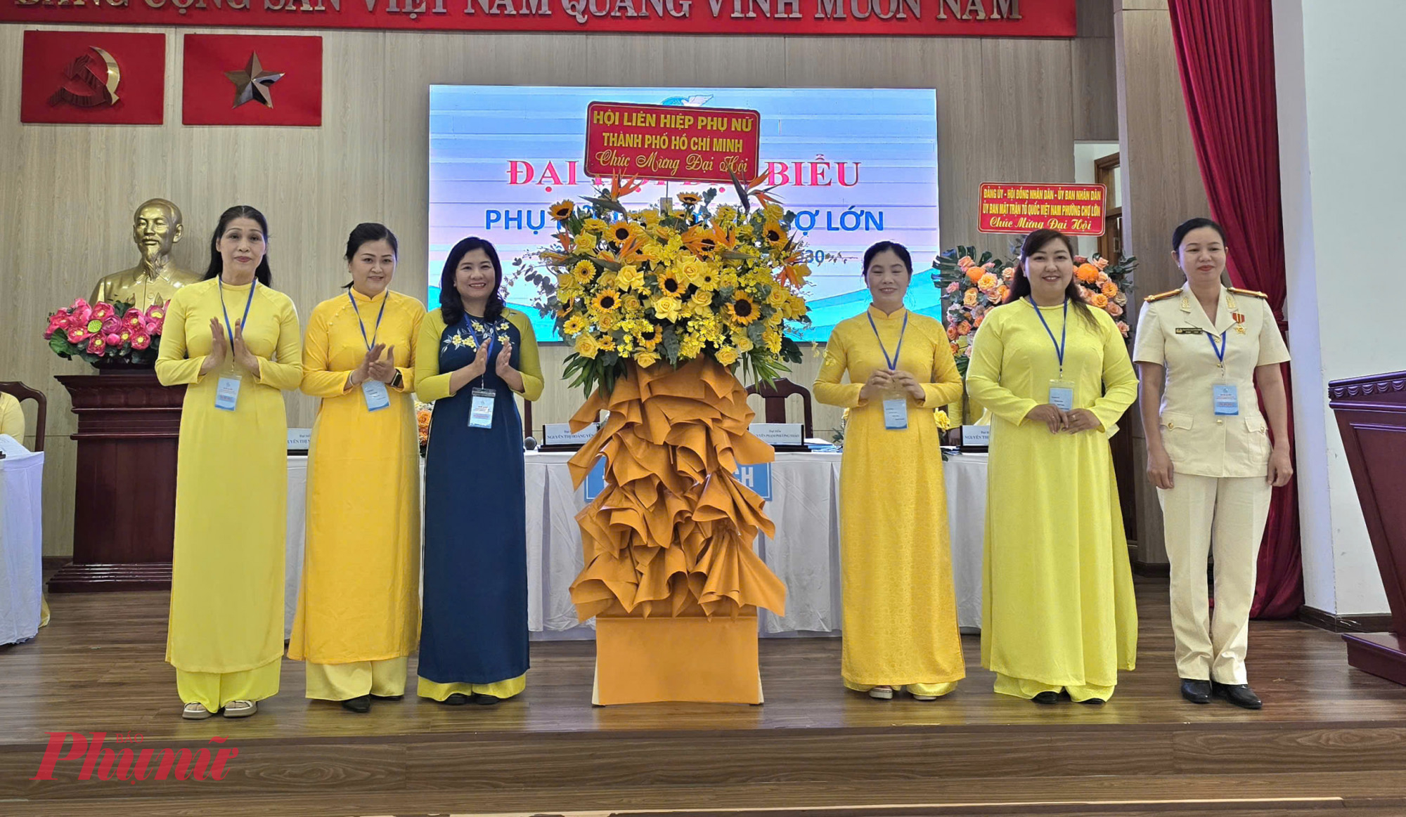 Bà Nguyễn Thị Ngọc Linh - Phó Chủ tịch Hội LHPN THCM - tặng hoa chúc mừng Đại hội đại biểu Phụ nữ phường Chợ Lớn, lần thứ nhất, nhiệm kỳ 2025 - 2030 