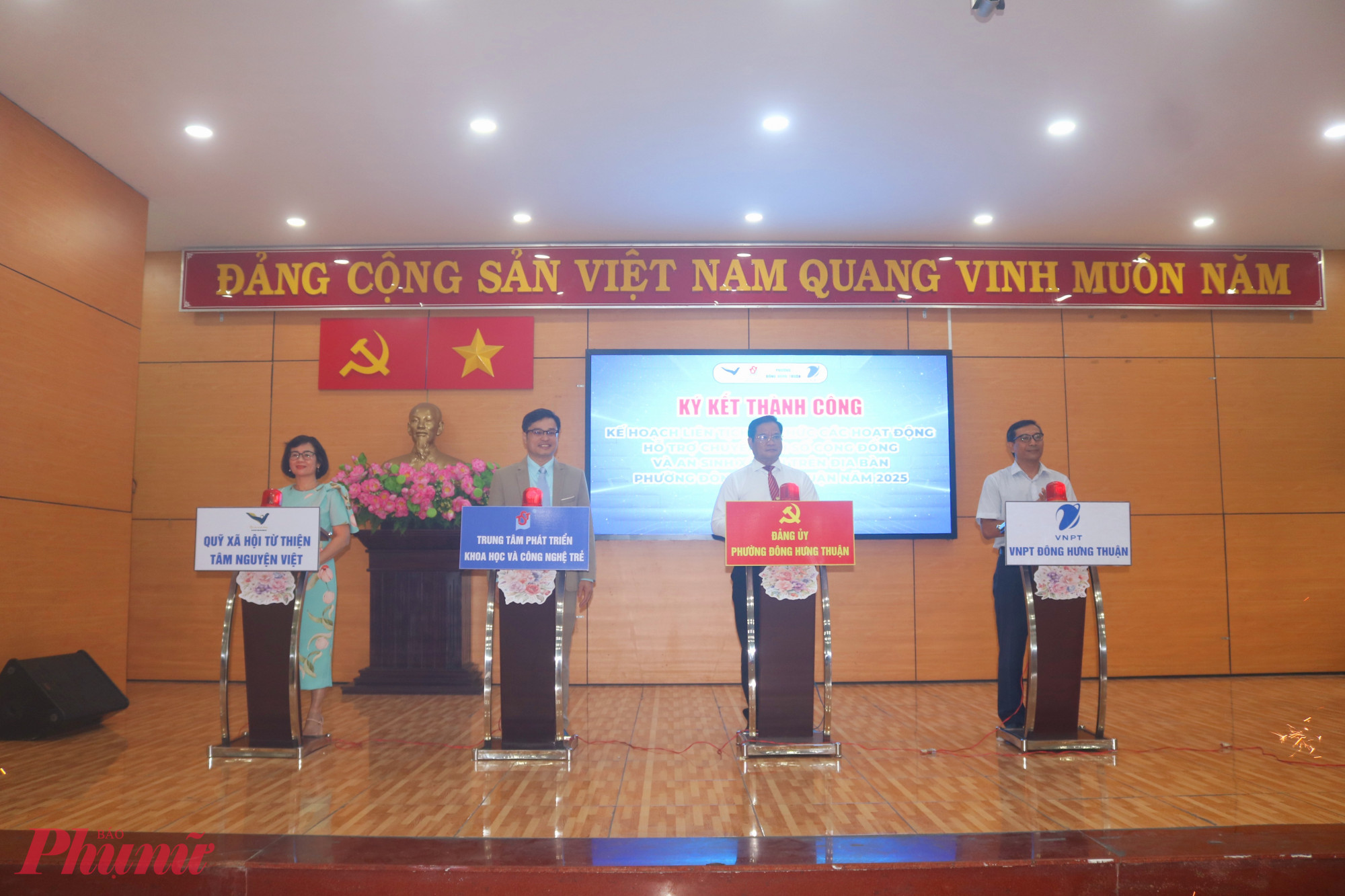 Đại diện các đơn vị thực hiện nghi thức ký kết kế hoạch phối hợp thực hiện công tác chuyển đổi số và an sinh xã hội - Ảnh: Mẫn Nhi