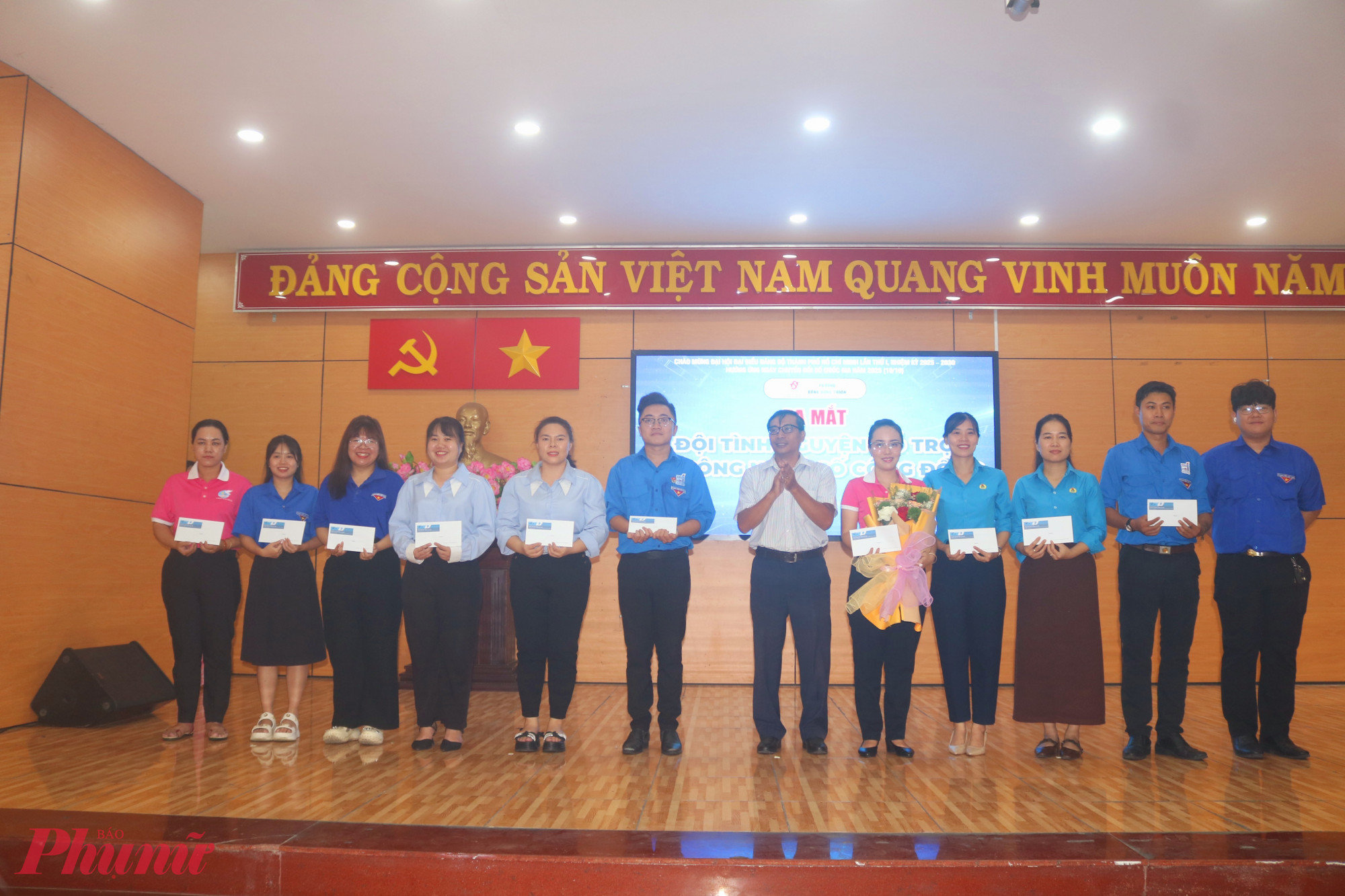 Ra mắt “Đội tình nguyện hỗ trợ Tổ Công nghệ số cộng đồng” với 10 thành viên - Ảnh: Mẫn Nhi
