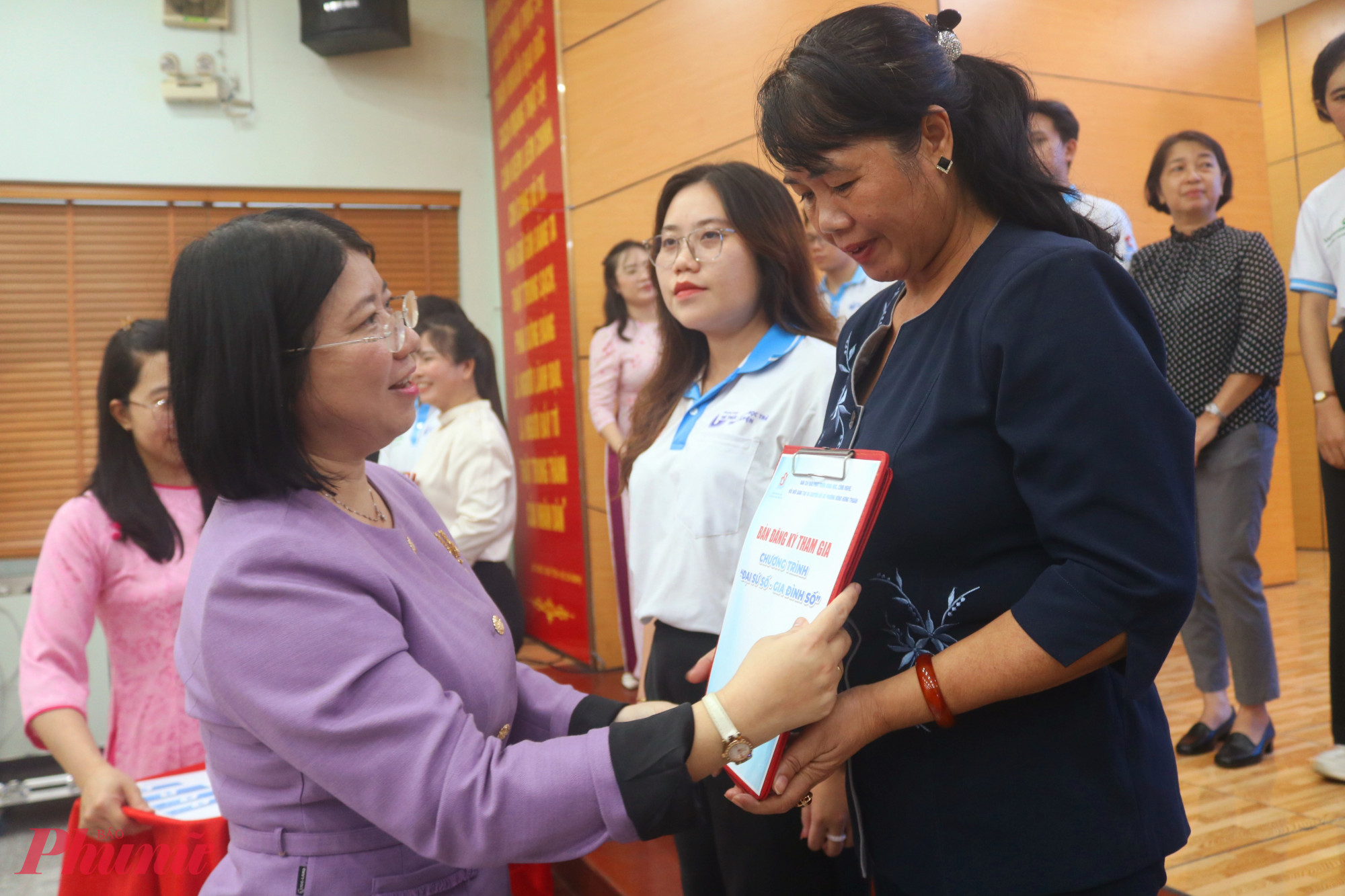 Bà Trần Thị Huyền Thanh – Bí thư Đảng ủy, Chủ tịch HĐND phường Đông Hưng Thuận – chúc mừng các “đại sứ số”, “gia đình số” đã đăng ký tham gia chương trình - Ảnh: Mẫn Nhi