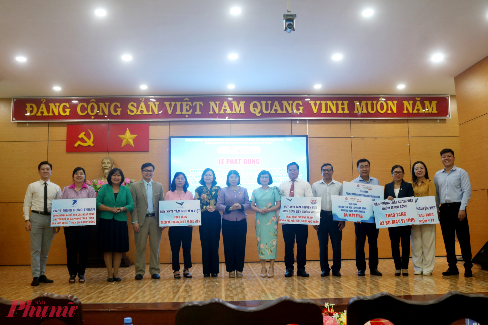 Sau lễ ký kết, đại diện các đơn vị trao bảng tượng trưng thể hiện những chương trình, phần việc sẽ hỗ trợ phường Đông Hưng Thuận thực hiện phong trào “Bình dân học vụ số” và an sinh xã hội - Ảnh: Mẫn Nhi
