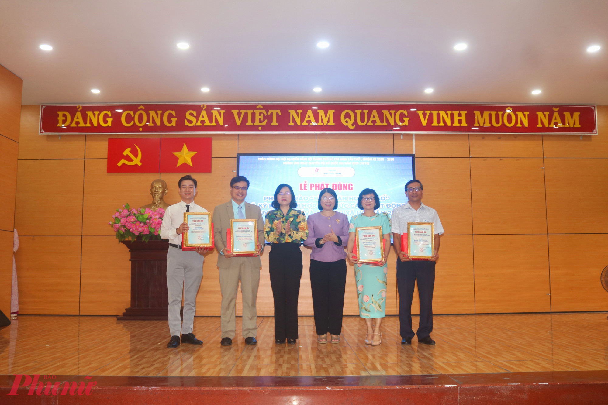 Bà Trần Thị Huyền Thanh – Bí thư Đảng ủy, Chủ tịch HĐND phường Đông Hưng Thuận (thứ 3, từ phải qua) và bà Võ Thị Chính – Phó bí thư Đảng ủy, Chủ tịch UBND phường Đông Hưng Thuận (thứ 3, từ trái qua) – trao hoa và thư cảm ơn các đơn vị đồng hành - Ảnh: Mẫn Nhi