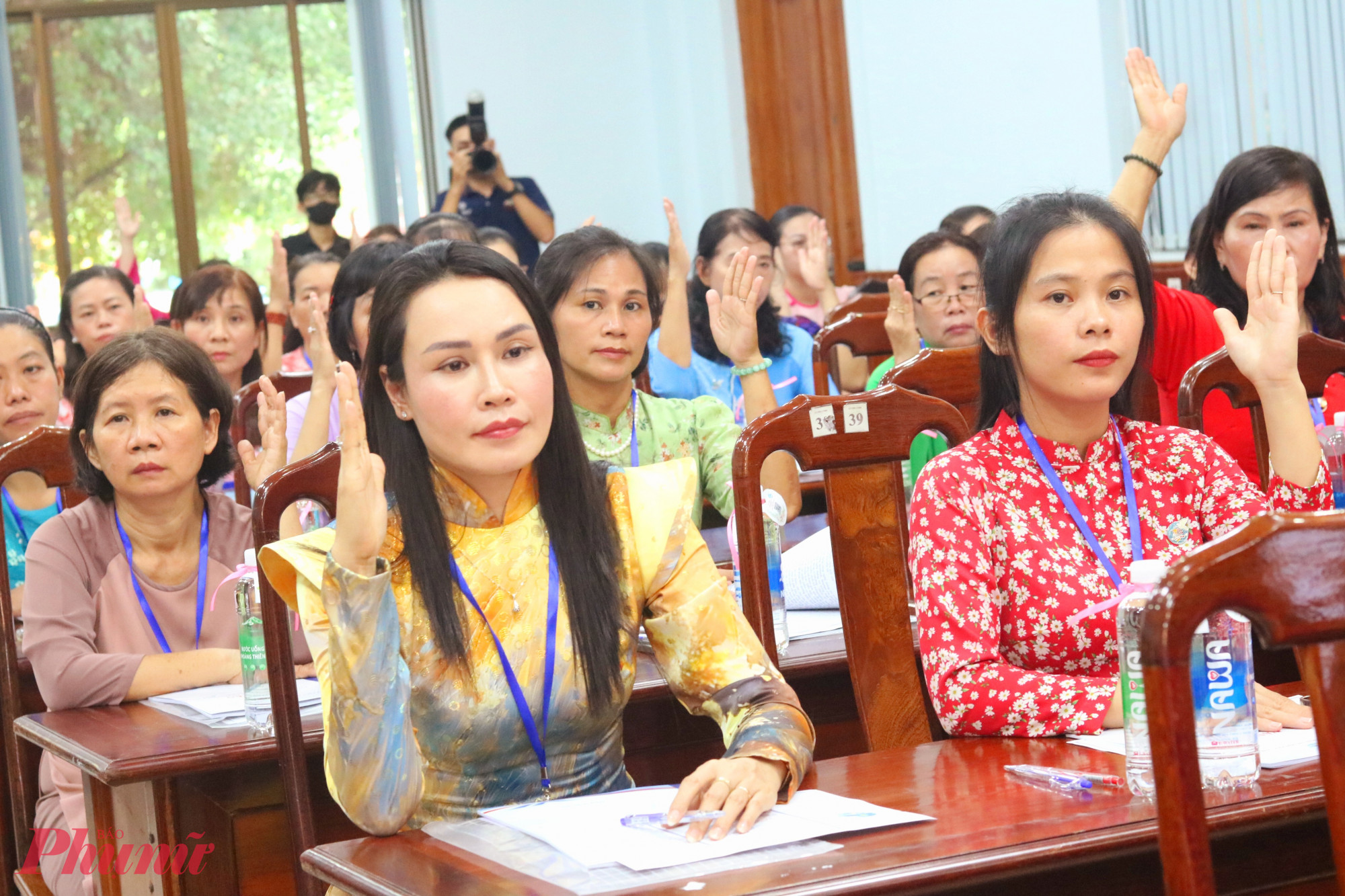 Đại biểu biểu quyết thông qua Nghị quyết Đại hội đại biểu Phụ nữ phường Thới An lần thứ I, nhiệm kỳ 2025 – 2030 - Ảnh: Thảo Nguyên