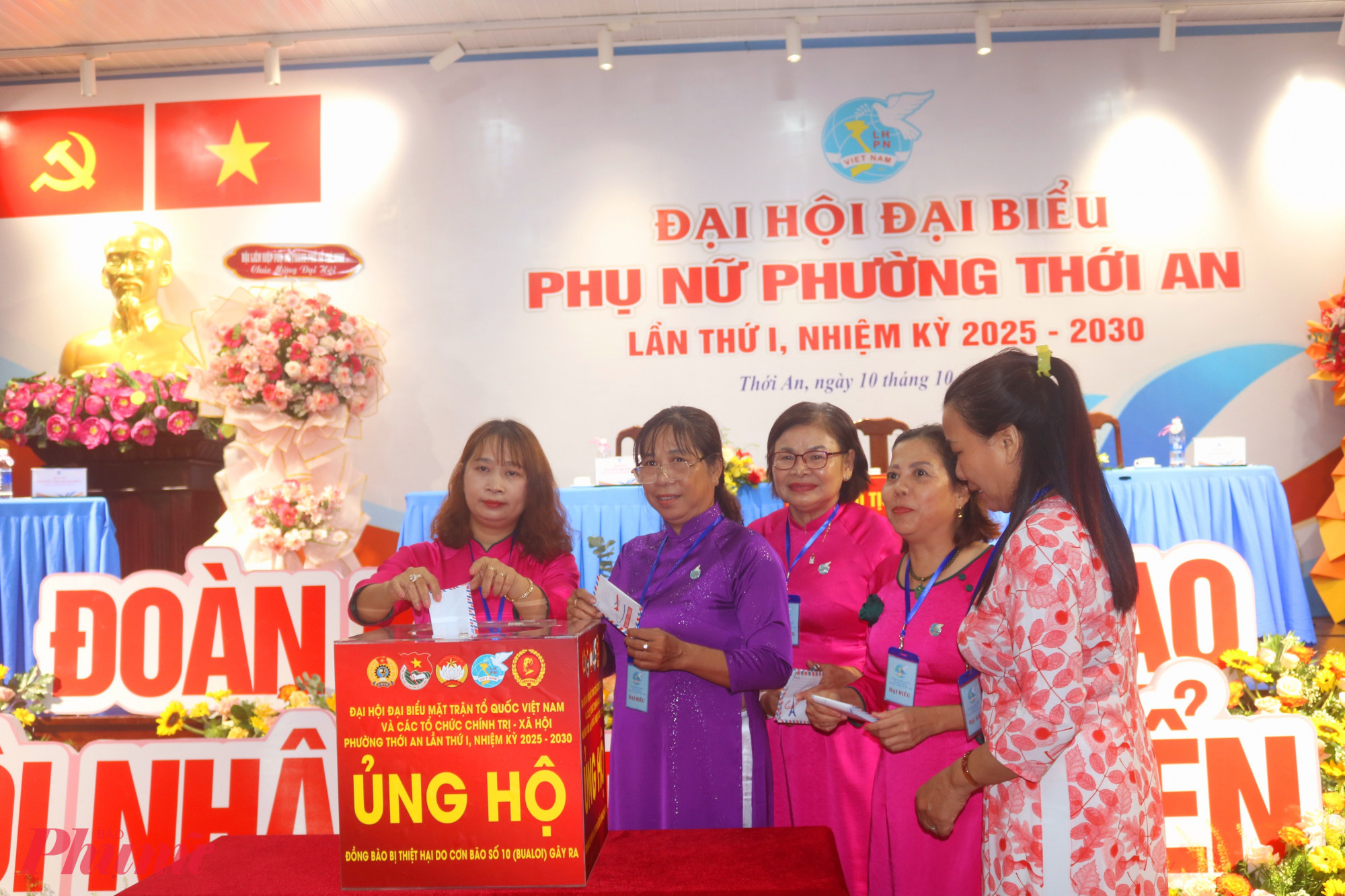 Tại đại hội, các đại biểu đã cùng ủng hộ nhằm giúp đồng bào khắc phục thiệt hại do bão số 10 gây ra - Ảnh: Thảo Nguyên