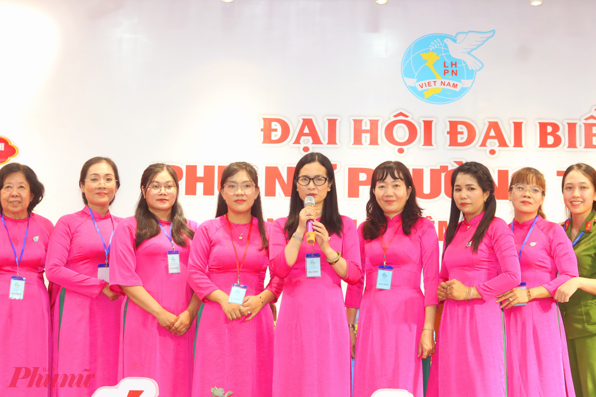 Bà Nguyễn Thị Thuý Vinh (thứ 5, từ phải qua) là Chủ tịch Hội LHPN phường Thới An, nhiệm kỳ 2025 – 2030 - Ảnh: Thảo Nguyên