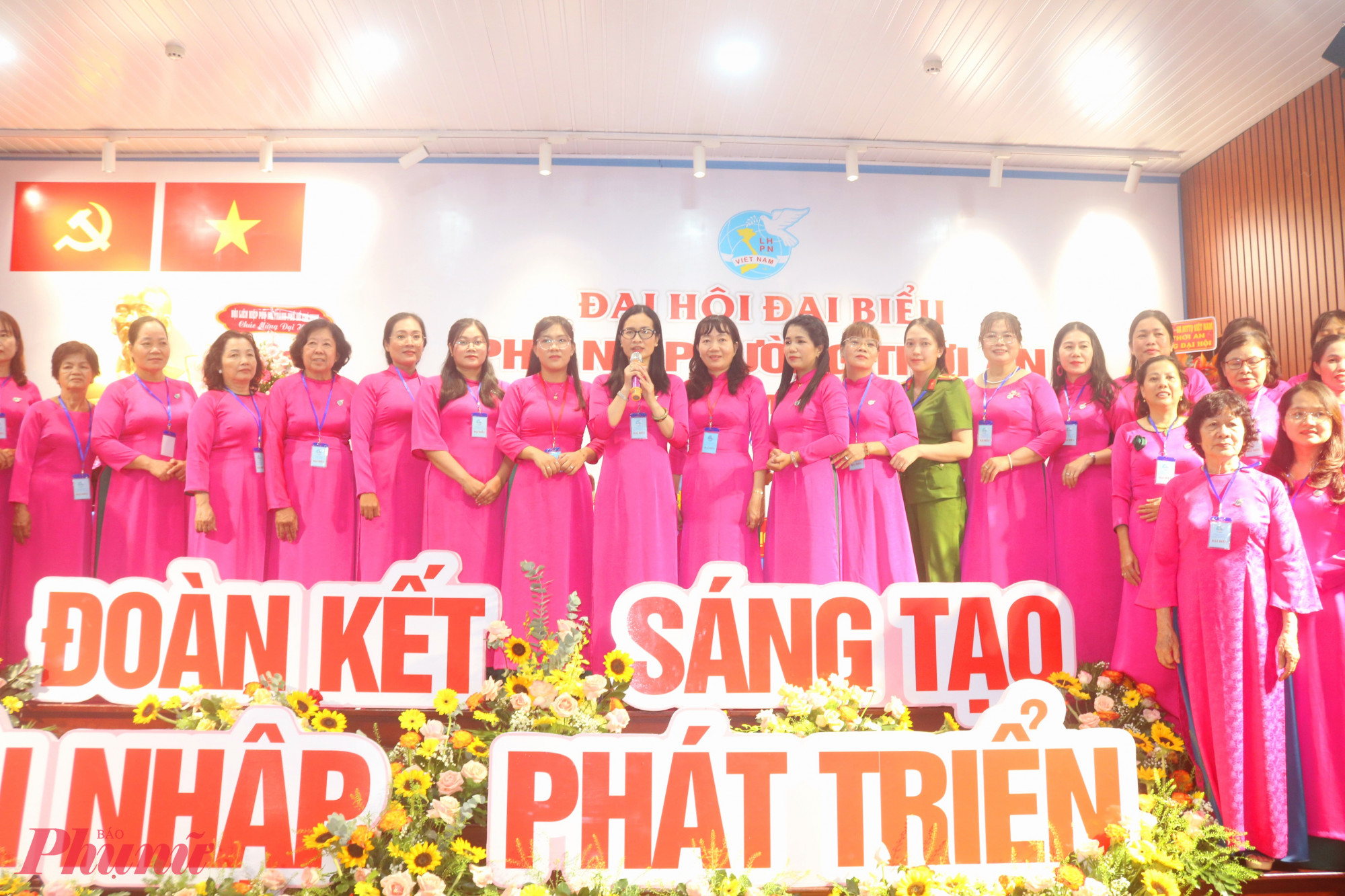 Ban chấp hành Hội LHPN phường Thới An, nhiệm kỳ 2025 – 2030 nhận hoa chúc mừng và ra mắt đại hội - Ảnh: Thảo Nguyên