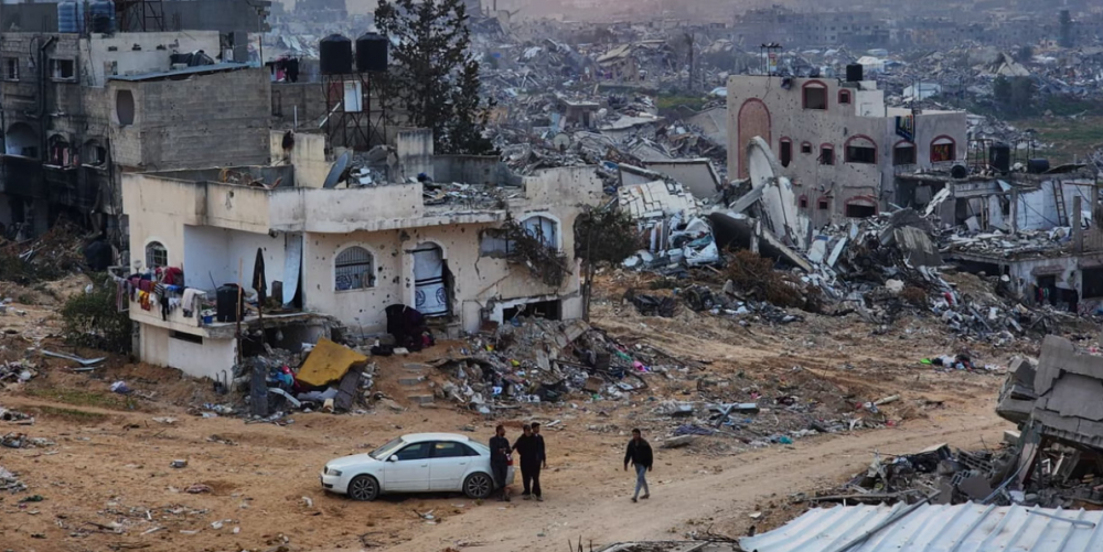 Trong hai năm qua ở Gaza, thế giới đã chứng kiến một trong những cuộc tấn công dữ dội tồi tệ nhất chống lại dân thường trong lịch sử gần đây và đã không muốn hoặc không thể ngăn chặn nó.  Hơn 66.200 người đã thiệt mạng và gần 169.000 người bị thương, có nghĩa là khoảng 1/10 dân số Palestine ở Gaza là nạn nhân trong chiến dịch quân sự của Israel.