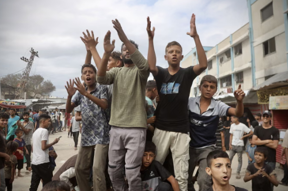 Ibrahim al-Helou, một người đàn ông 40 tuổi đến từ thành phố Gaza phải di tản trong trại tị nạn trung tâm Al-Maghazi, nói với AFP rằng ông rất phấn khích, nhưng vẫn thận trọng.  Anh ấy nói rằng khi anh ấy bắt đầu về nhà, tình hình rất nguy hiểm, với tiếng súng, vì vậy tôi đã đợi một lúc.  Bây giờ, con đường đã được mở và tất cả chúng tôi đã tiếp tục trên đường trở lại Gaza để kiểm tra nhà cửa của chúng tôi và đánh giá tình hình.  Ahmad Azzam, một người đàn ông 35 tuổi cũng phải di dời đến trung tâm Gaza từ thành phố Gaza, cho biết anh đã di chuyển ngay khi nghe tin quân đội rút lui.  Khi tôi nghe tin Israel rút quân và con đường sẽ được mở trong vài giờ tới, gia đình tôi và tôi ngay lập tức đi đến phố Al-Rashid để trở về Gaza, ông nói với AFP.  Ông nói thêm rằng, giống như Helou, ban đầu ông thấy tình hình nguy hiểm và ban đầu chọn đợi trên một ngọn đồi nhìn ra con đường ven biển.  Chỉ có một số ít người đang mạo hiểm tiến về phía trước, ông nói, phát biểu vào buổi trưa, thời điểm quân đội chính thức bắt đầu rút lui.