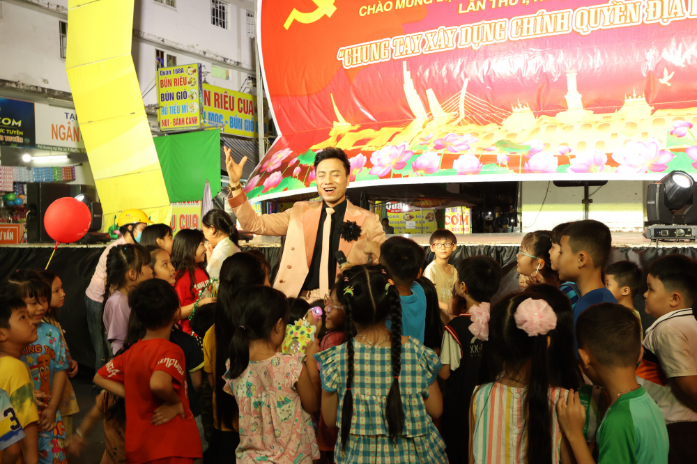 Chương trình có sự tham gia biểu diễn của ca sĩ Dương Quốc Hưng, ca sĩ Ngọc Diễm, 
