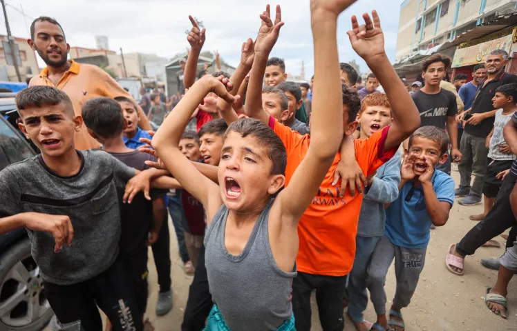 UNICEF kêu gọi mở tất cả các tuyến viện trợ ở Gaza và cảnh báo về cái chết của trẻ em UNICEF đã kêu gọi mở tất cả các tuyến viện trợ ở Gaza và cảnh báo rằng số trẻ em tử vong có thể tăng đột biến nếu không.  Tình hình rất nguy cấp. Chúng tôi có nguy cơ chứng kiến sự gia tăng đột biến về tử vong ở trẻ em, không chỉ trẻ sơ sinh, mà còn cả trẻ sơ sinh, do hệ thống miễn dịch của chúng bị tổn thương hơn bao giờ hết, phát ngôn viên Ricardo Pires cho biết.  Theo Unicef, hỗ trợ dinh dưỡng là ưu tiên hàng đầu, với 50.000 trẻ em có nguy cơ suy dinh dưỡng cấp tính và cần được điều trị ngay lập tức.  Pires cho biết trẻ em đã không ăn uống đúng cách và gần đây quá lâu, và điều này đang gây ra các vấn đề sức khỏe có thể có tác động bất lợi lâu dài. Với trẻ em, chúng cần có vitamin và chất dinh dưỡng phù hợp để phát triển và có thể đối phó với sự thay đổi nhiệt độ hoặc sự bùng phát của virus, ông nói.  Khoảng 600 xe tải mỗi ngày được báo cáo sẽ vào Gaza và vận chuyển viện trợ, khi Liên Hợp Quốc đã công bố kế hoạch cung cấp 170.000 tấn thực phẩm, thuốc men và viện trợ nhân đạo khác đã sẵn sàng vào Gaza. Họ hiện đang tìm kiếm một đèn xanh từ Israel để tăng cường viện trợ ồ ạt cho hơn 2 triệu người Palestine đang gặp khó khăn.
