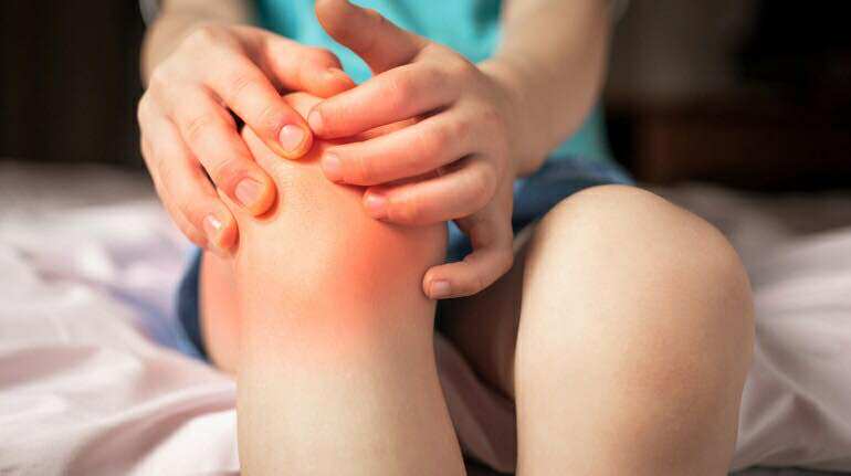Trẻ em, thậm chí trẻ sơ sinhcuxng có thể bị viêm khớp. Ảnh minh hoạ
