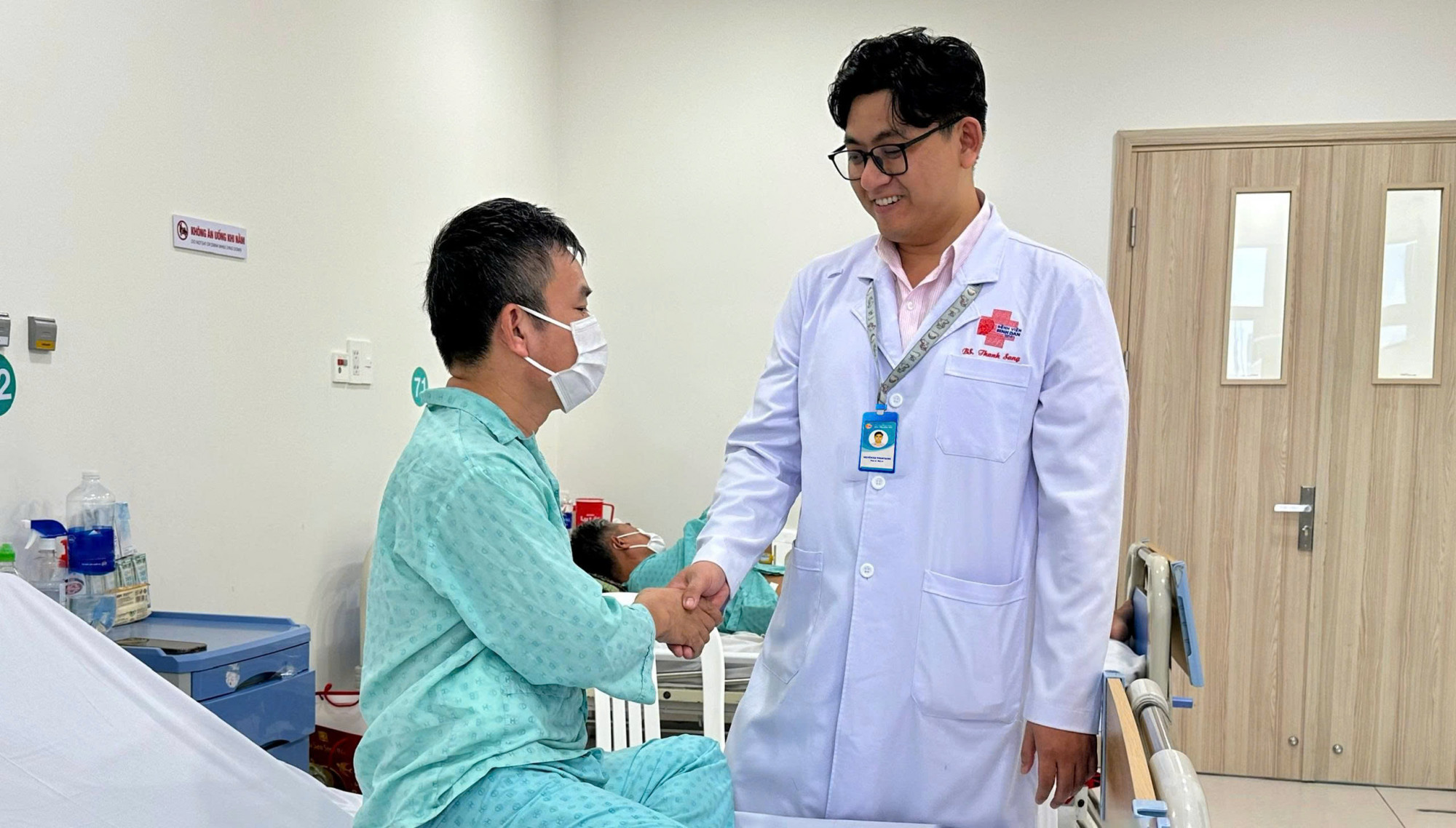 Anh L. được bác sĩ thăm khám trước khi xuất viện, ảnh BVCC