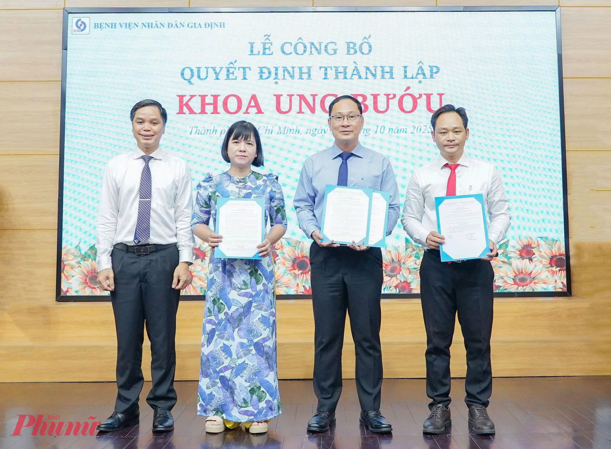 TS.BS Nguyễn Hoàng Hải, Giám đốc Bệnh viện Nhân dân Gia Định (ngoài cùng bên trái) trao quyết định bổ nhiệm lãnh đạo khoa Ung bướu