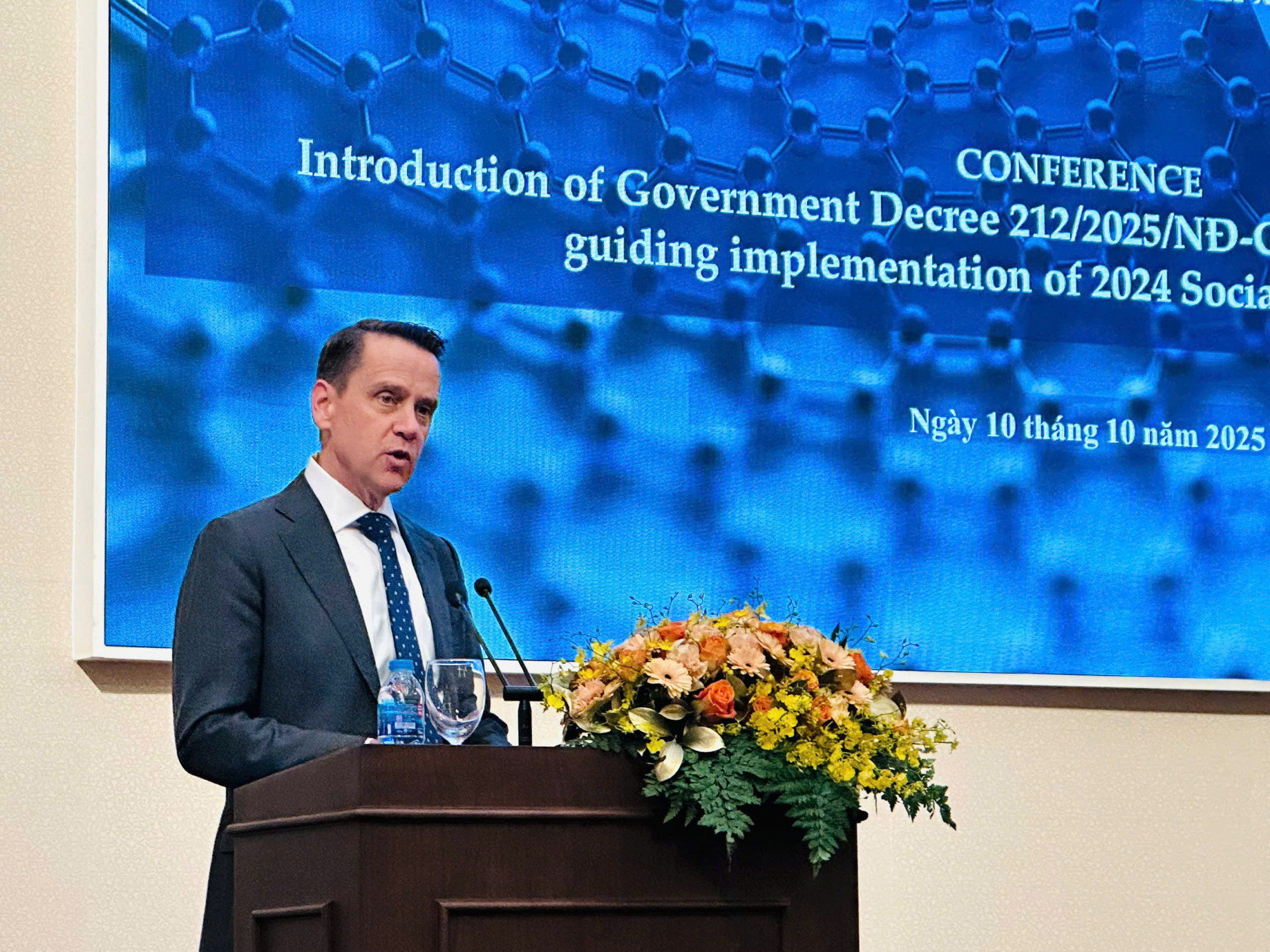 Ông R. Mark Davis giới thiệu những kinh nghiệm quốc tế quý báu về hoạt động đầu tư từ các quỹ bảo hiểm khu vực công.