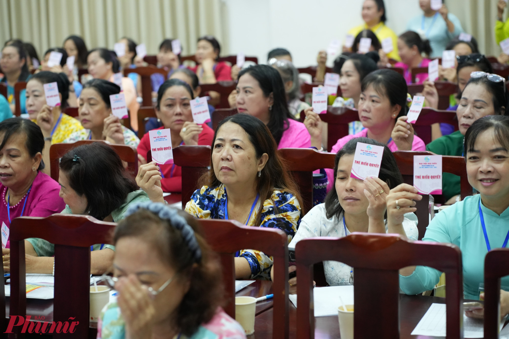 Đại biểu biểu quyết thông qua Nghị quyết Đại hội đại biểu Phụ nữ phường An Lạc lần thứ I, nhiệm kỳ 2025 – 2030 - Ảnh: Hội LHPN phường An Lạc