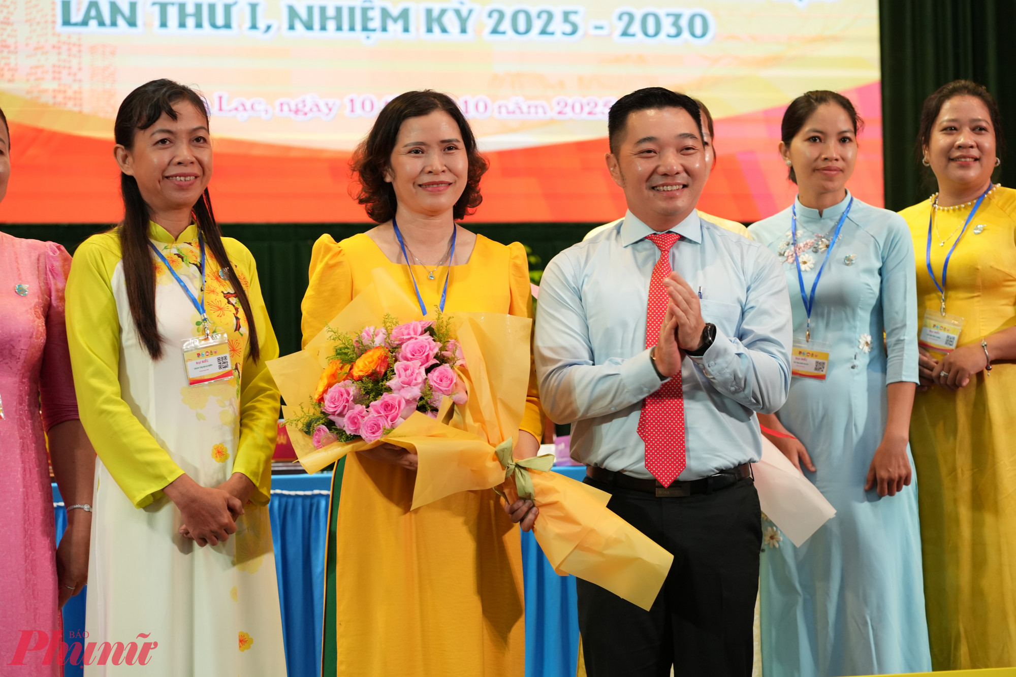 Ông Lê Trương Hải Hiếu – Bí thư Đảng ủy, Chủ tịch HĐND phường An Lạc – tặng hoa chúc mừng bà Nguyễn Thị Cẩm và Ban chấp hành Hội LHPN phường An Lạc, nhiệm kỳ 2025 – 2030 - Ảnh: Hội LHPN phường An Lạc