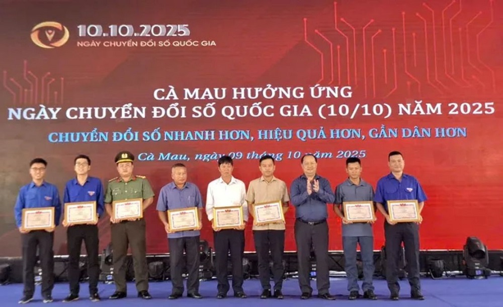 Cà Mau tiên phong đổi mới sáng tạo, bứt phá chuyển đổi số Tỉnh Cà Mau trao giải cuộc thi “Tìm hiểu về khoa học, công nghệ, đổi mới sáng tạo và chuyển đổi số” - Ảnh: CTV