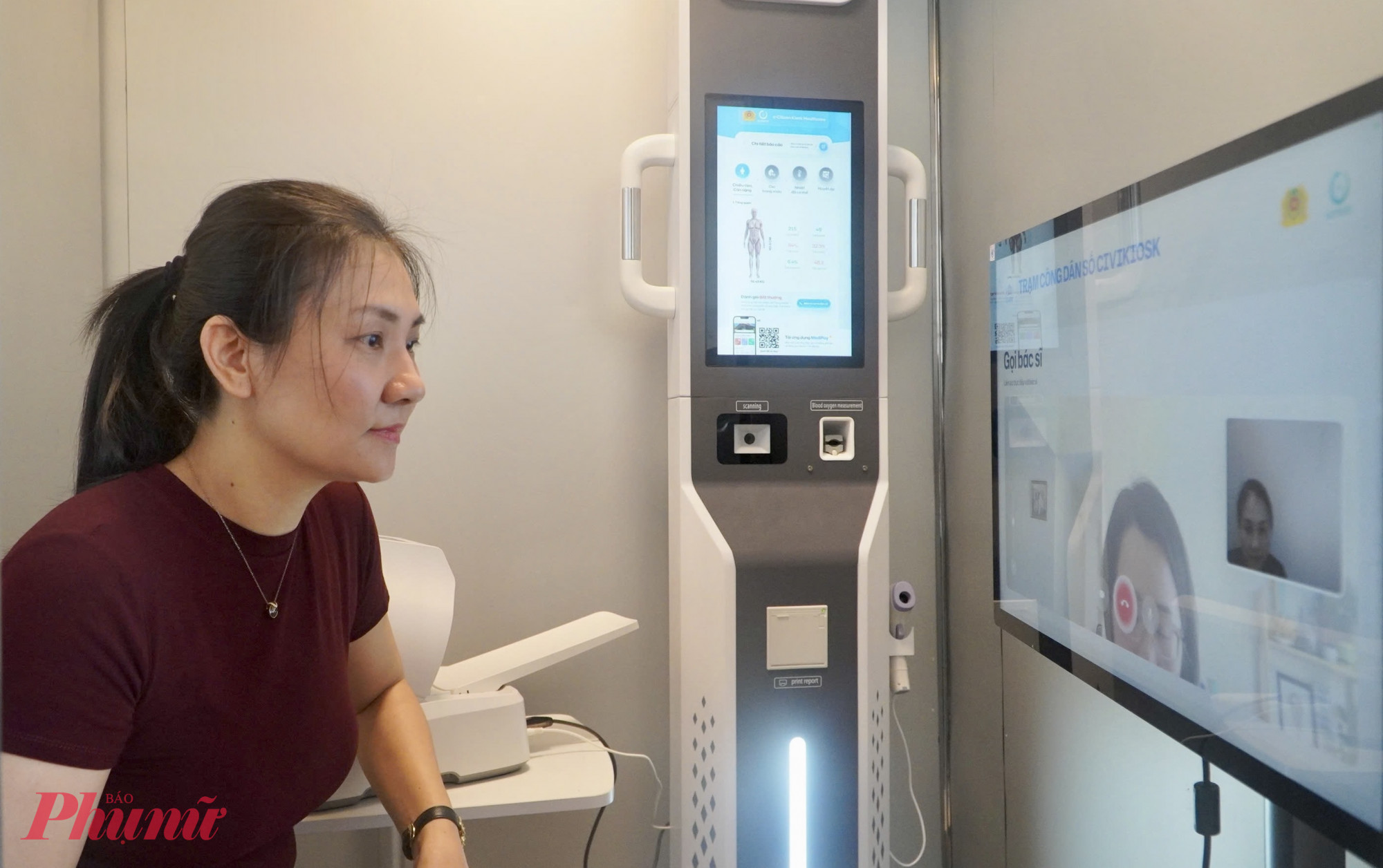 Cư dân được hướng dẫn đo các chỉ số sức khỏe, tư vấn trực tuyến với bác sĩ thông qua hệ thống tại trạm - Ảnh: Thanh Tâm