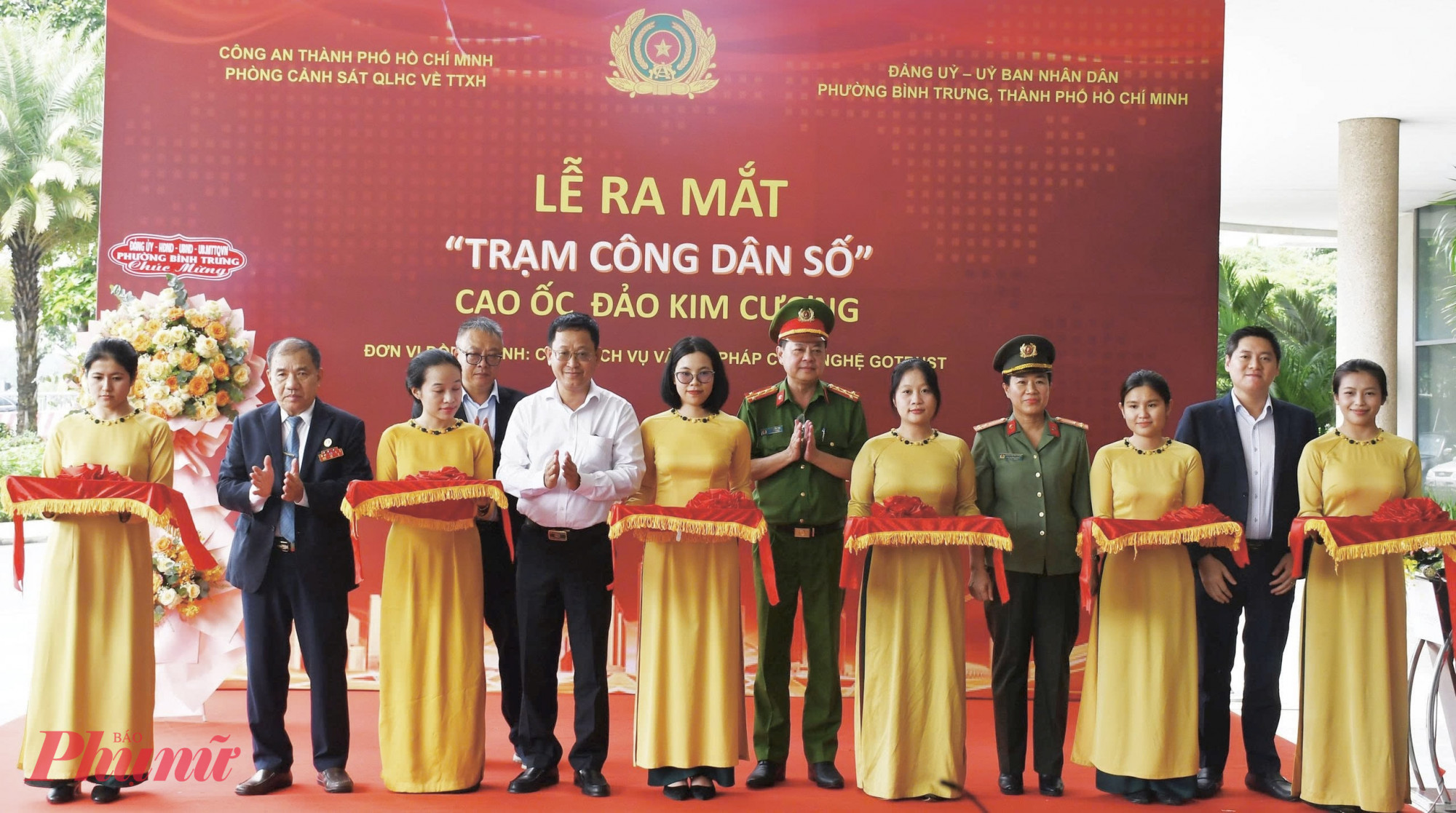 Công an TP.HCM phối hợp chính quyền địa phương ra mắt mô hình “Trạm công dân số” đầu tiên sáng 10/10 - Ảnh: Thanh Tâm