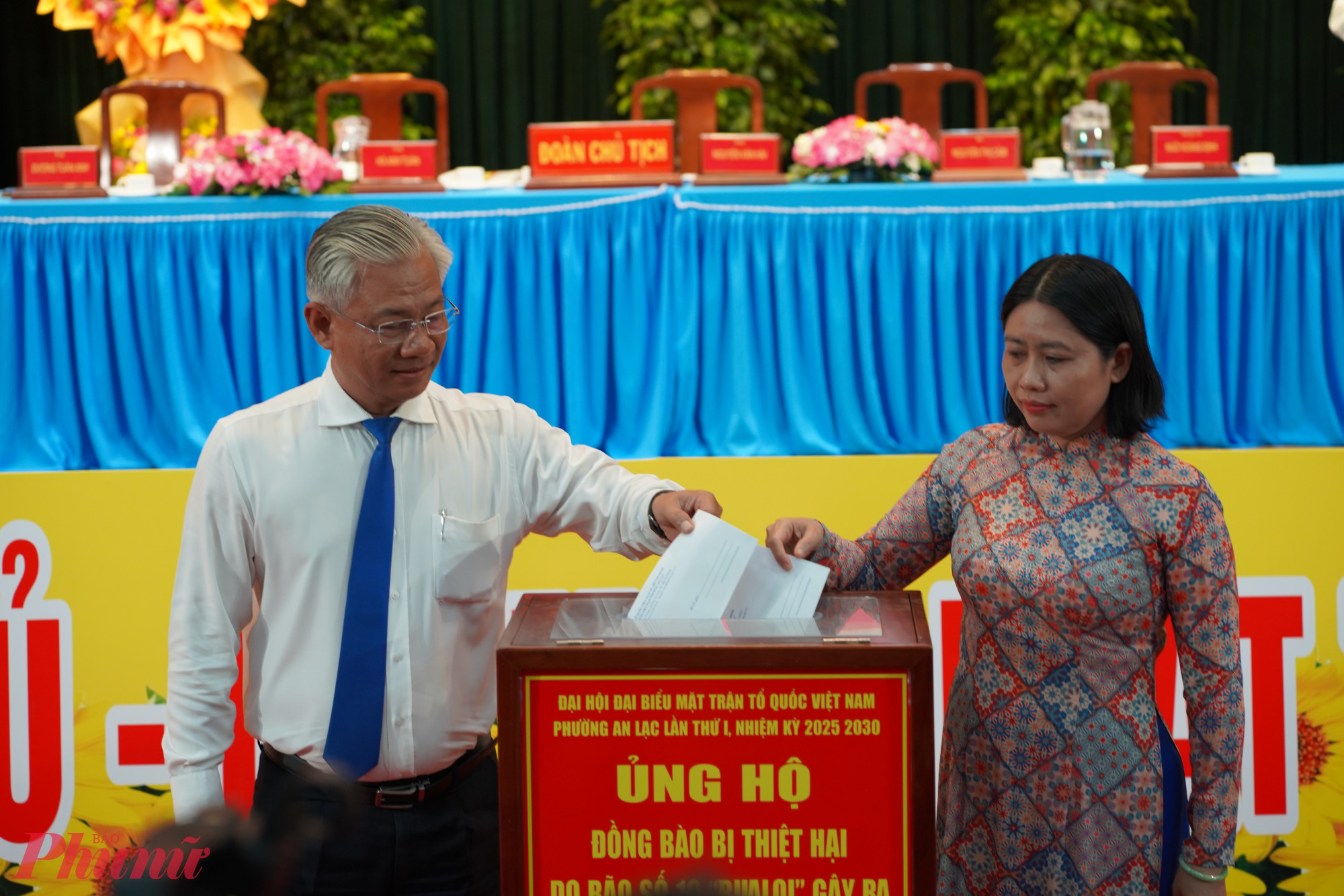 Đại biểu ủng hộ đồng bào bị ảnh hưởng bỡi cơn bão số 10 vừa qua - Ảnh: Ảnh: Hội LHPN phường An Lạc