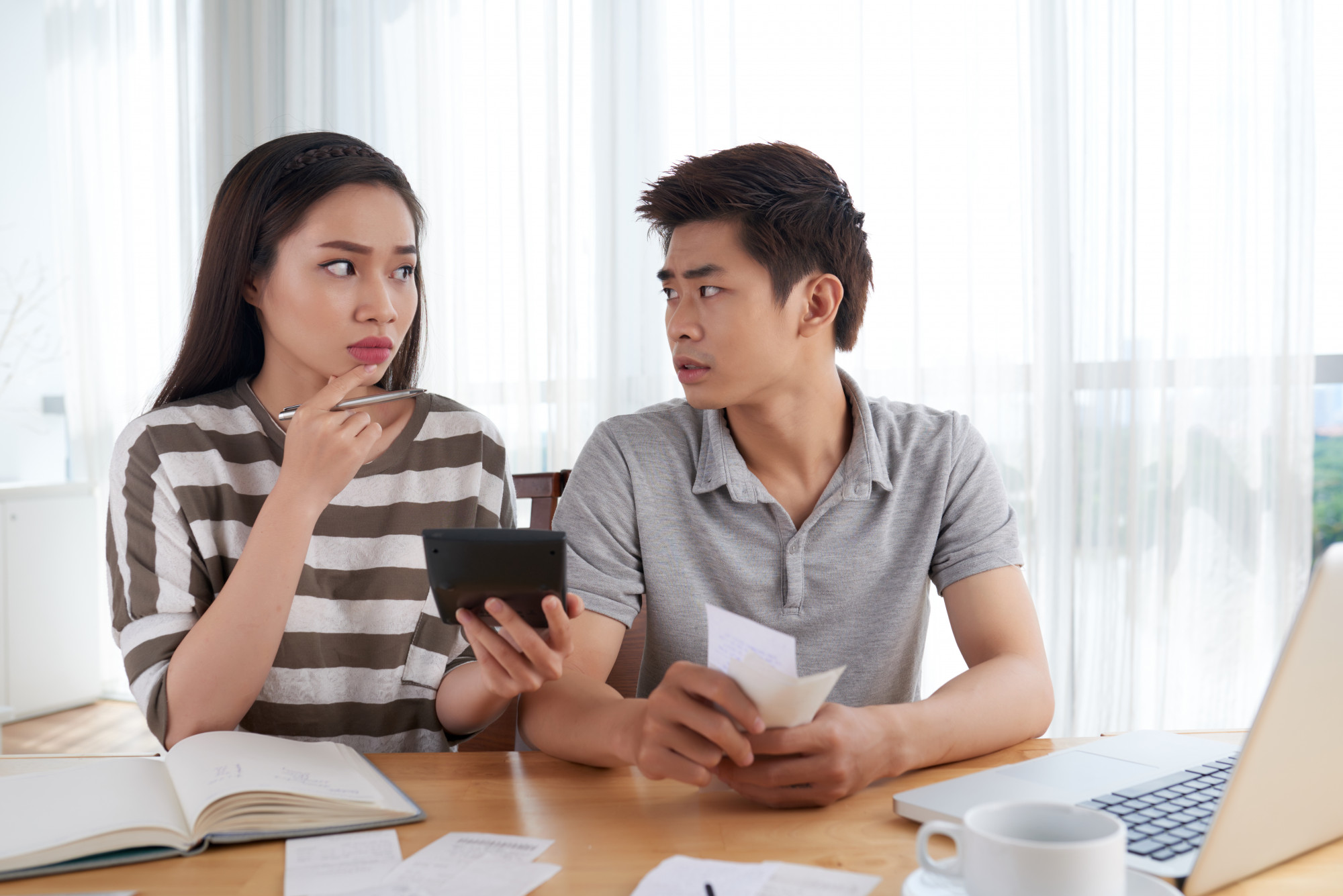 Hai vợ chồng mâu thuẫn khi không thống nhất được cách sử dụng số vàng tích mà bấy lâu nay người vợ tích cóp (ảnh Freepik)