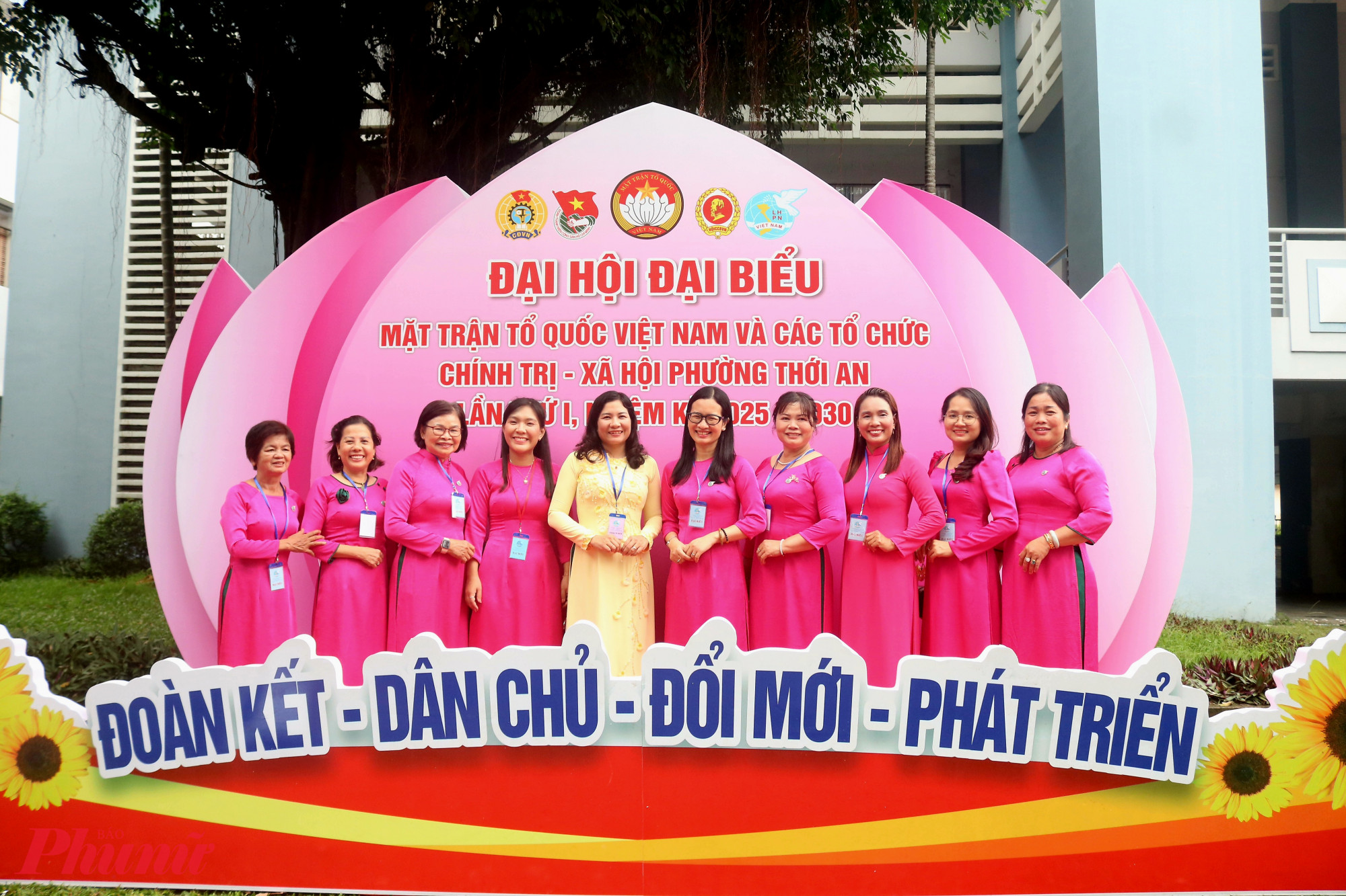 Bà Nguyễn Thị Ngọc Linh – Phó chủ tịch Hội LHPN TPHCM (thứ 5, từ trái qua) đã về dự đại hội cùng chị em cán bộ, hội viên phụ nữ phường Thới An - Ảnh: Thảo Nguyên