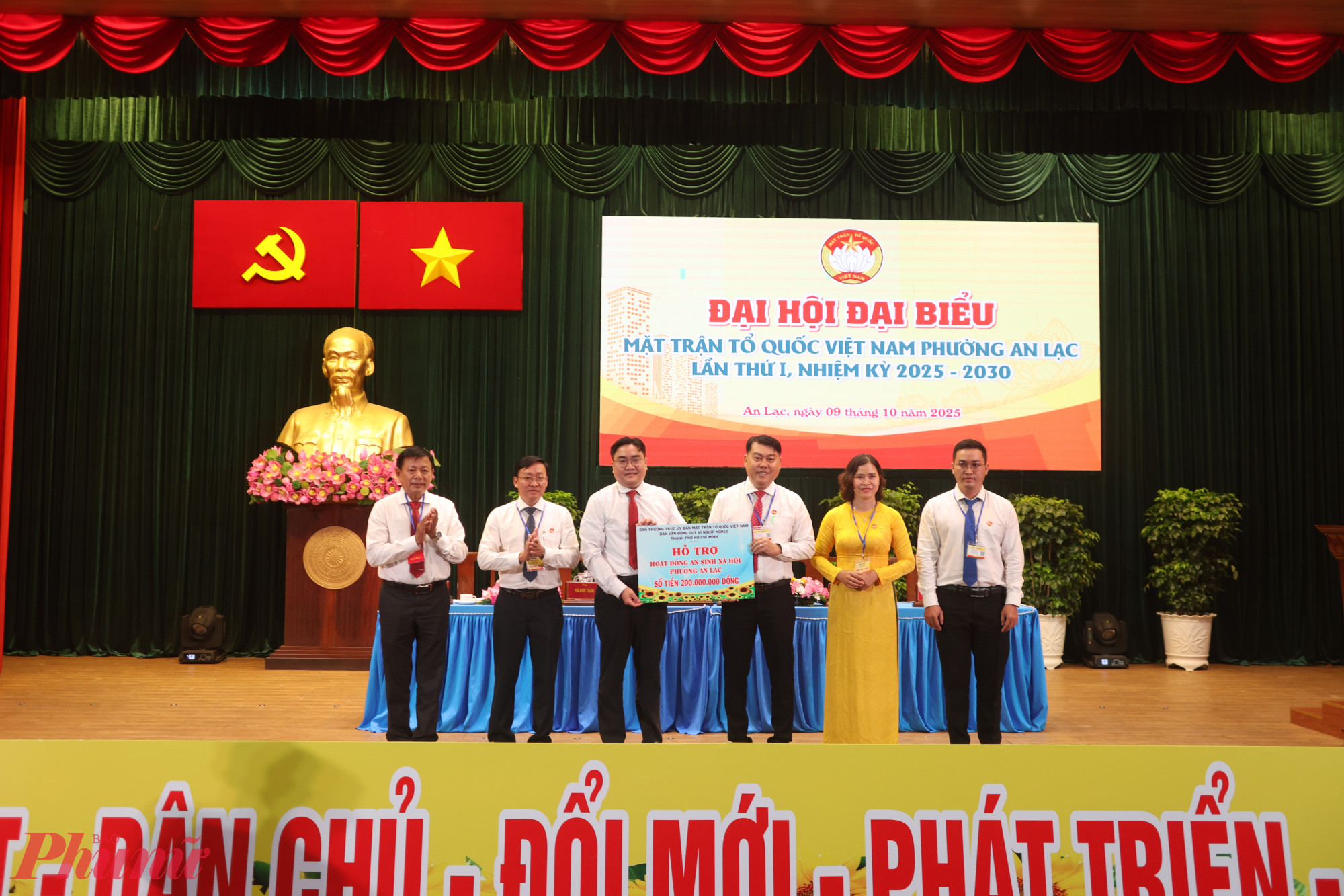 Tại đại hội, Ủy ban MTTQ Việt Nam TPHCM trao hỗ trợ 200 triệu đồng để thực hiện các hoạt động an sinh xã hội tại phường An Lạc - Ảnh: Hội LHPN phường An Lạc