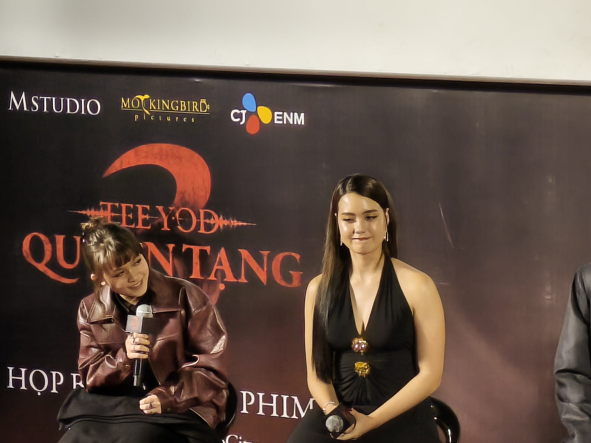 Nina (trái) và Denise trong buổi giao lưu 