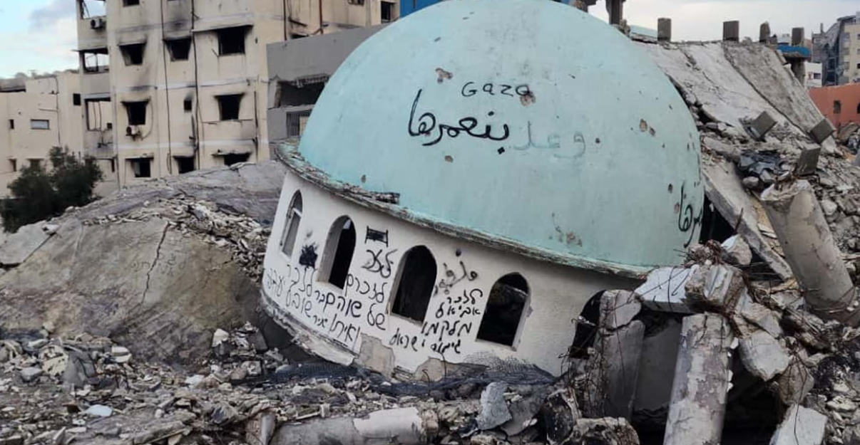 uộc xung đột bắt đầu khi các nhóm quân sự Palestine do Hamas lãnh đạo đã phát động một cuộc xâm lược và tấn công quy mô vào Israel từ Dải Gaza, vượt qua hàng rào Gaza - Israel và vượt qua các cửa khẩu biên giới Gaza, các thành phố lân cận của Israel, các cơ sở quân sự lân cận và các khu định cư dân sự khiến gần 1.200 người thiệt mạng và bắt giữ 251 con tin.  Ngày 8/10/2023, chính phủ Israel đã phát động chiến dịch tấn công vào Dải Gaza và 2 năm kể từ đó là những ngày tháng kinh hoàng đối với người Palestine ở vùng đất này.