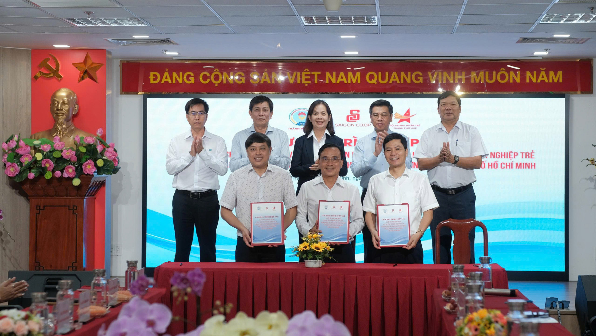 Đại diện Saigon Co.op, Liên minh HTX và Hội Doanh nhân trẻ TP Huế ký kết biên bản ghi nhớ hợp tác.