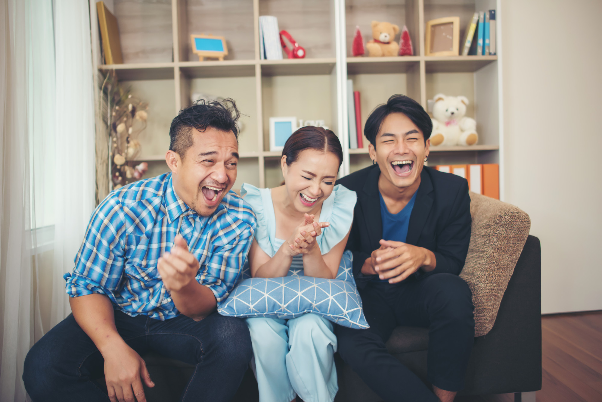 Quá vui sướng khi vàng tăng giá, trót khoe khoang với người thân khiến tài sản bao năm tích góp bỗng trở thành miếng mồi ngon bị gia đình hai bên nhòm ngó (ảnh Freepik)
