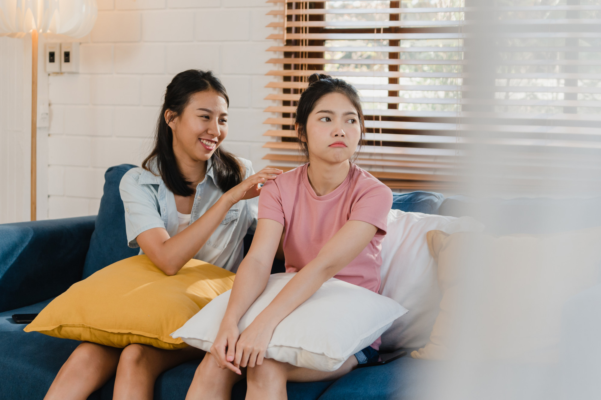 Biết chị dâu có vàng để giành, em chồng liền hỏi vay tạm để mua nhà (ảnh Freepik)